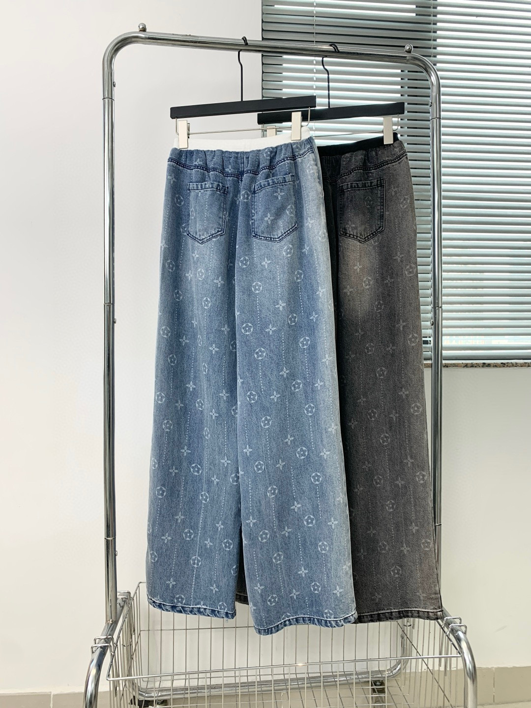 🛒𝐍𝐄𝐖 · 𝟐𝟎𝟐6/爆款现货原单品质 设计师｜26新款老花抽绳天丝牛仔裤阔腿版型 包容性极好 撞色腰