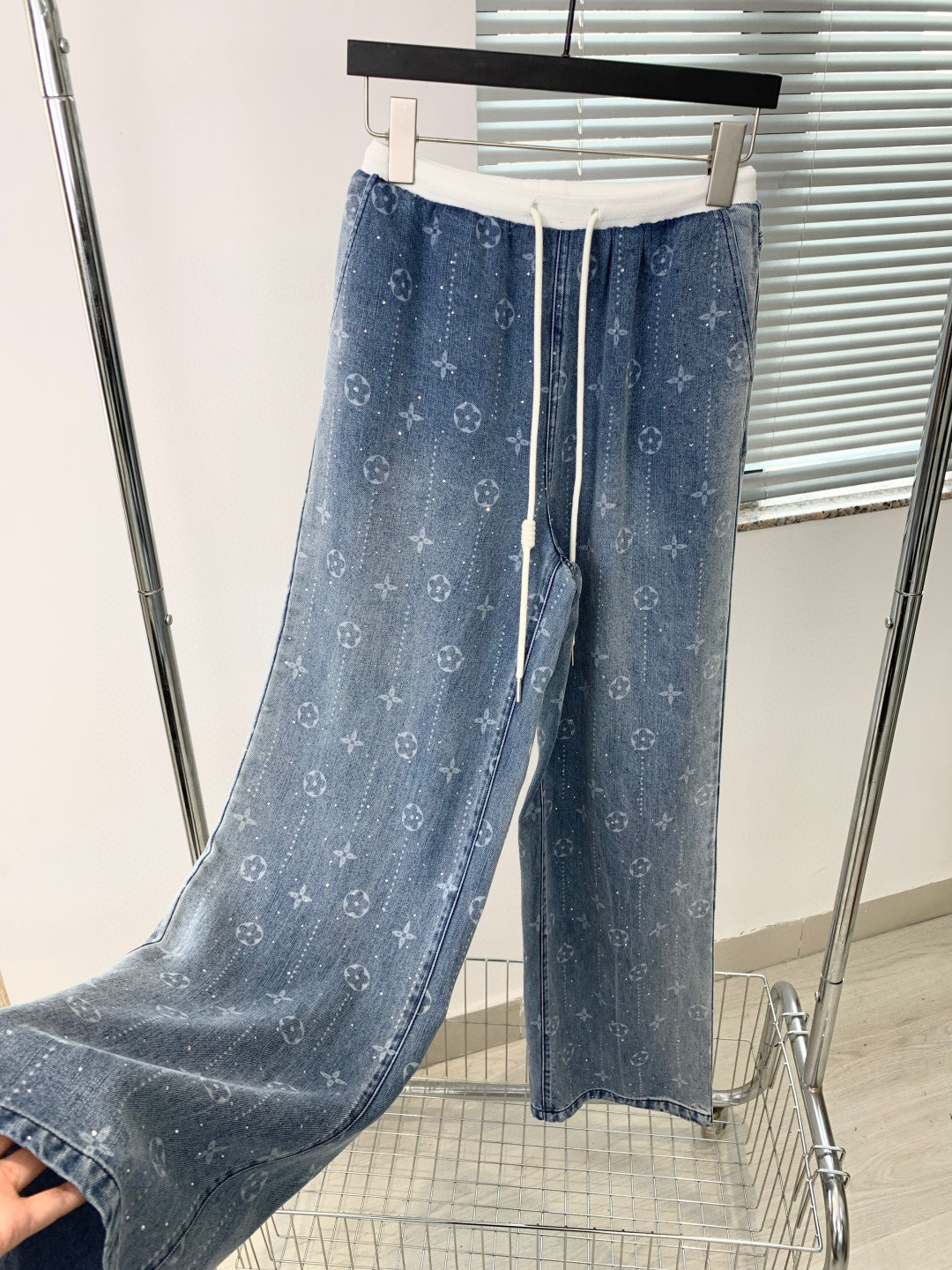 🛒𝐍𝐄𝐖 · 𝟐𝟎𝟐6/爆款现货原单品质 设计师｜26新款老花抽绳天丝牛仔裤阔腿版型 包容性极好 撞色腰