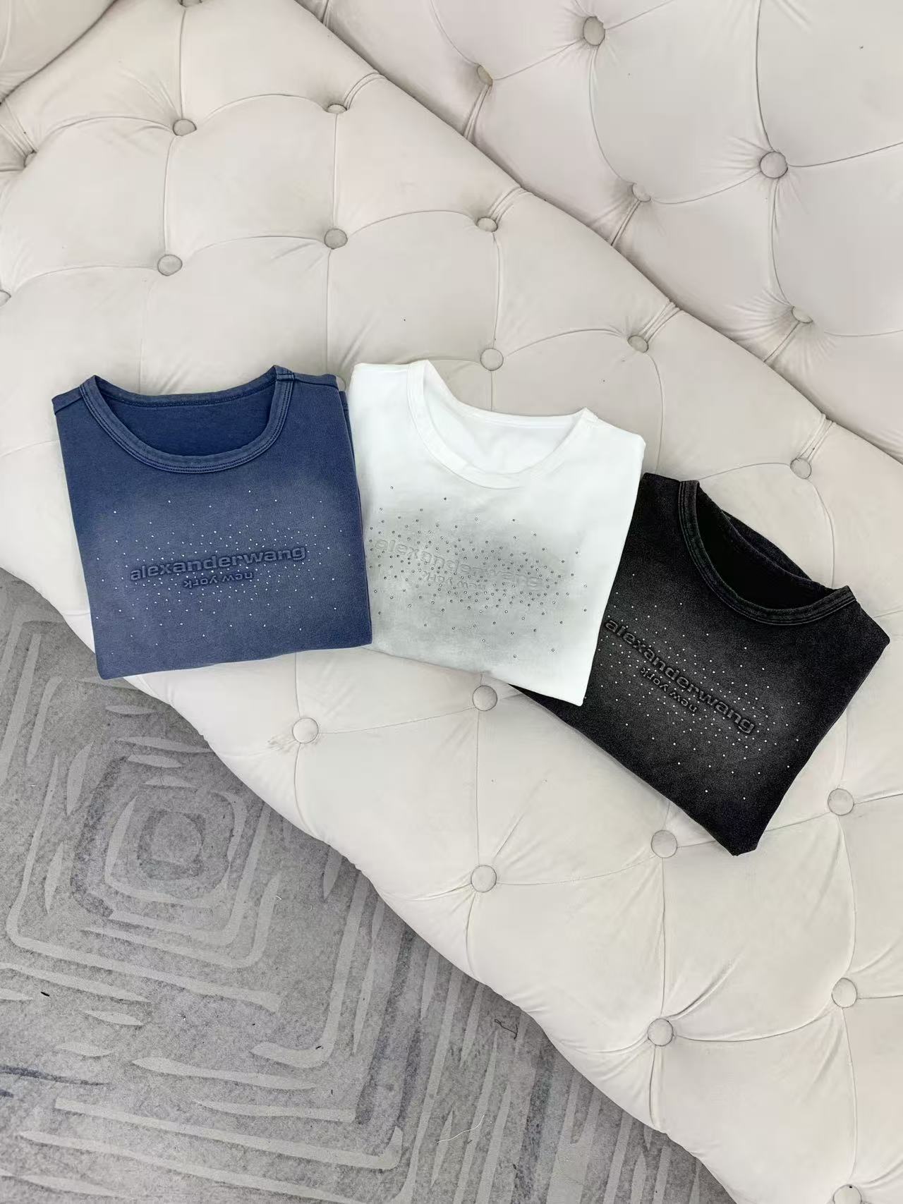 🛒𝐍𝐄𝐖 · 𝟐𝟎𝟐6/爆款现货设计师 原创｜2026新款扎染烫钻短袖T云感舒适的系列！上身的触感谁穿谁