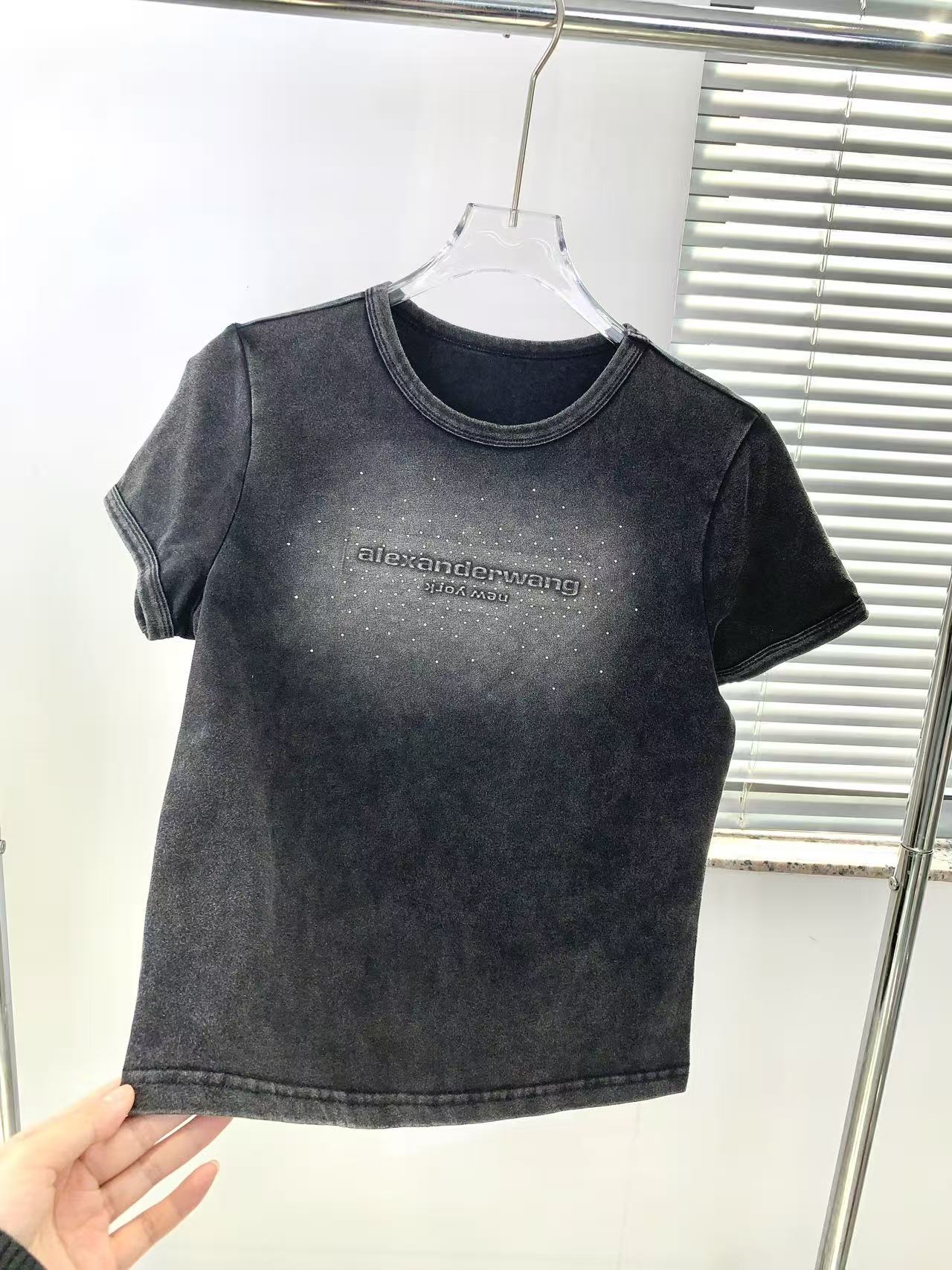 🛒𝐍𝐄𝐖 · 𝟐𝟎𝟐6/爆款现货设计师 原创｜2026新款扎染烫钻短袖T云感舒适的系列！上身的触感谁穿谁