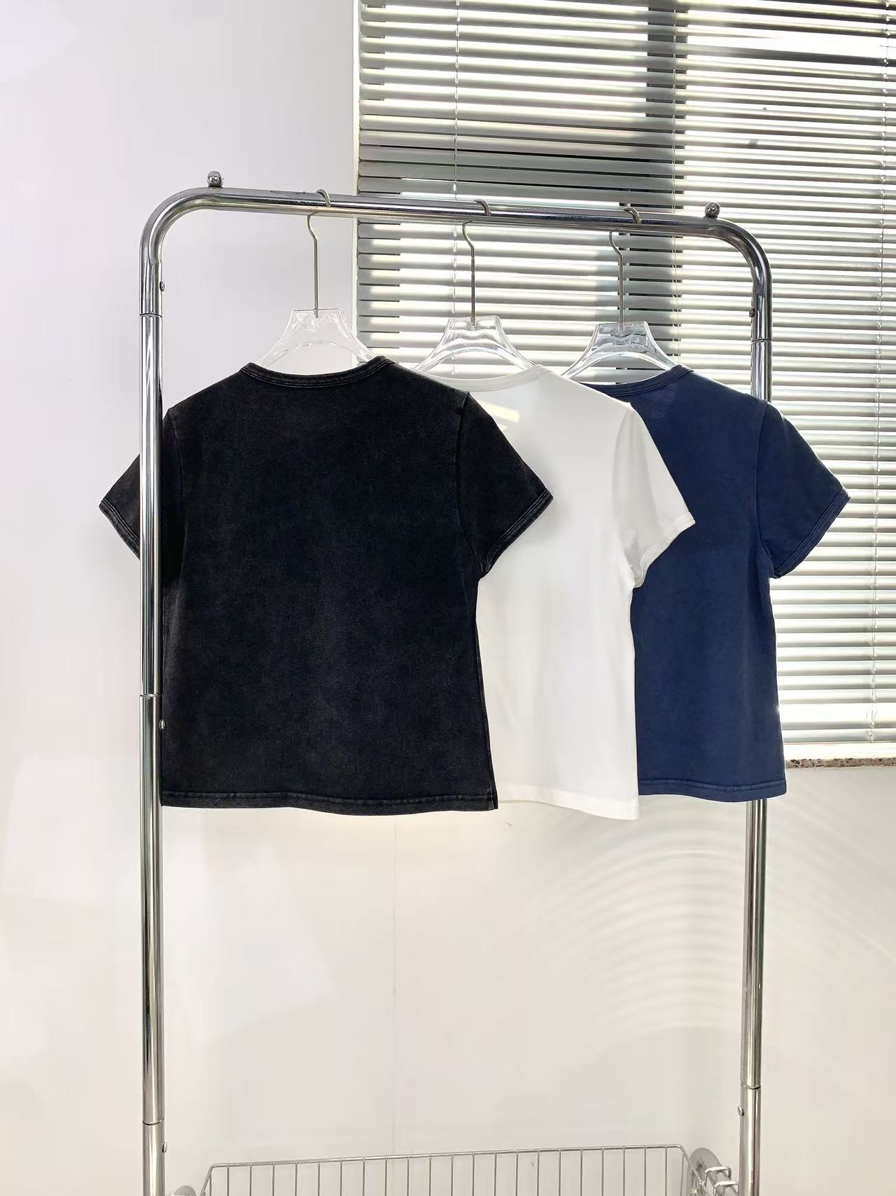 🛒𝐍𝐄𝐖 · 𝟐𝟎𝟐6/爆款现货设计师 原创｜2026新款扎染烫钻短袖T云感舒适的系列！上身的触感谁穿谁