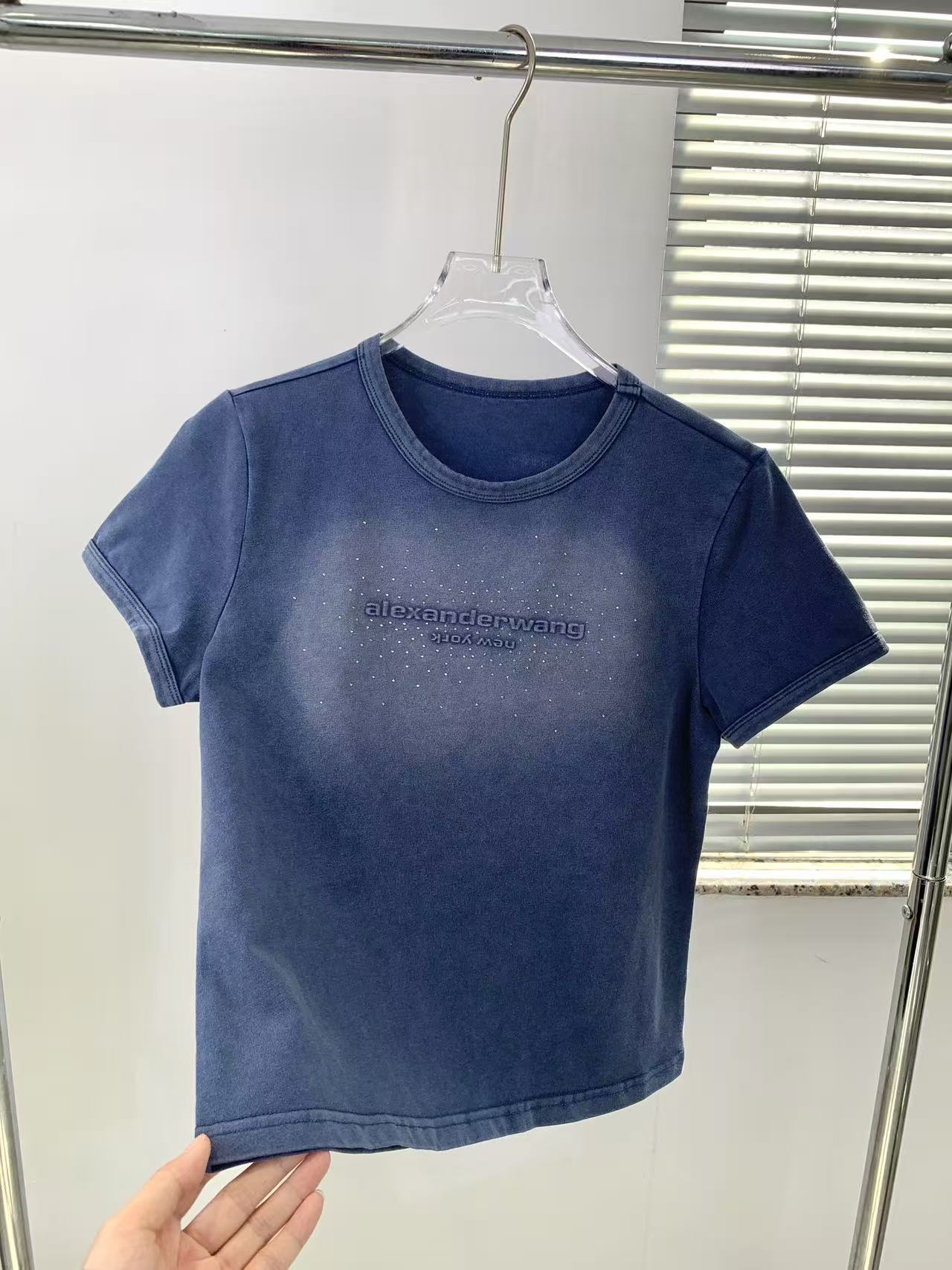 🛒𝐍𝐄𝐖 · 𝟐𝟎𝟐6/爆款现货设计师 原创｜2026新款扎染烫钻短袖T云感舒适的系列！上身的触感谁穿谁