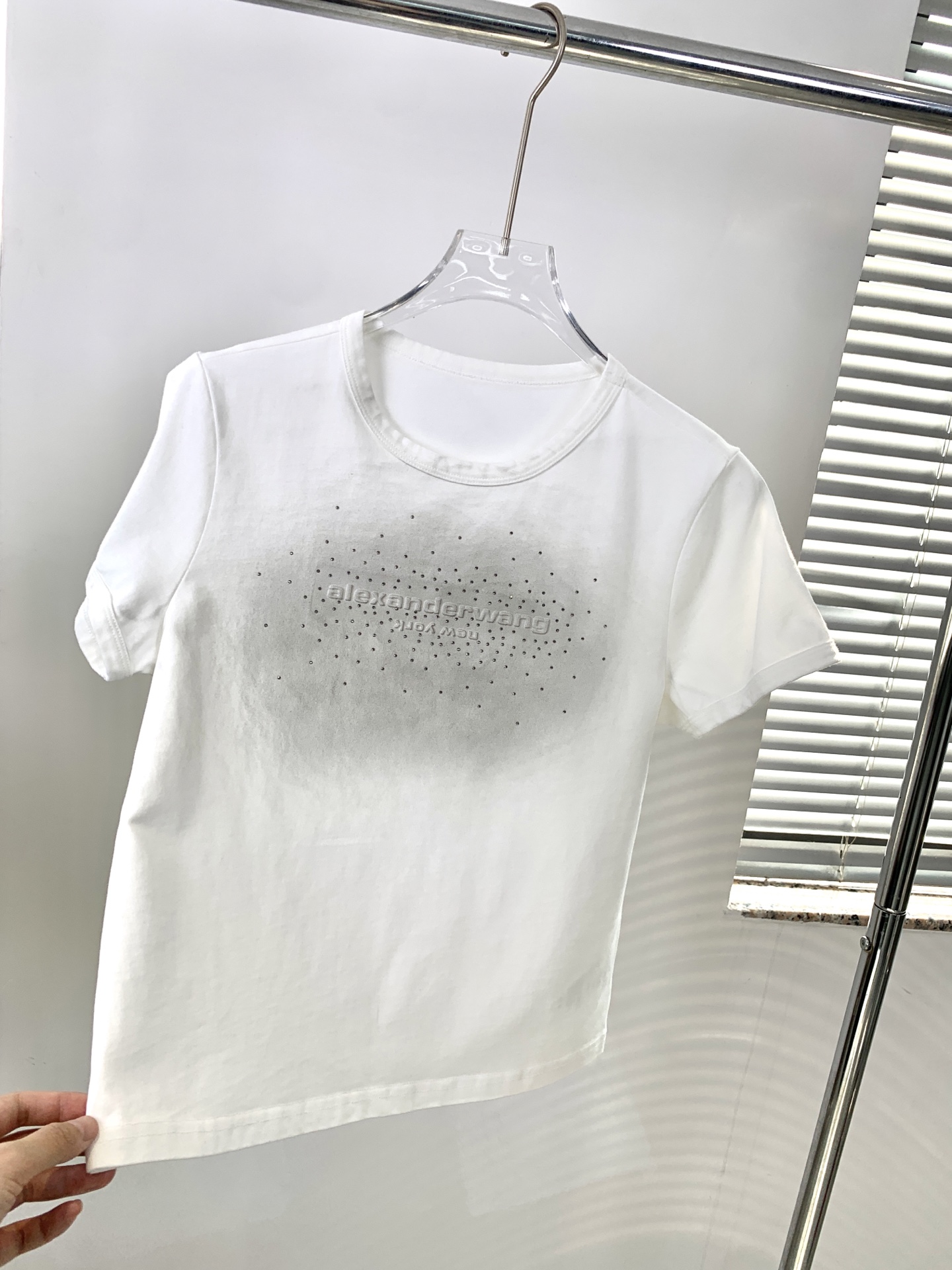 🛒𝐍𝐄𝐖 · 𝟐𝟎𝟐6/爆款现货设计师 原创｜2026新款扎染烫钻短袖T云感舒适的系列！上身的触感谁穿谁