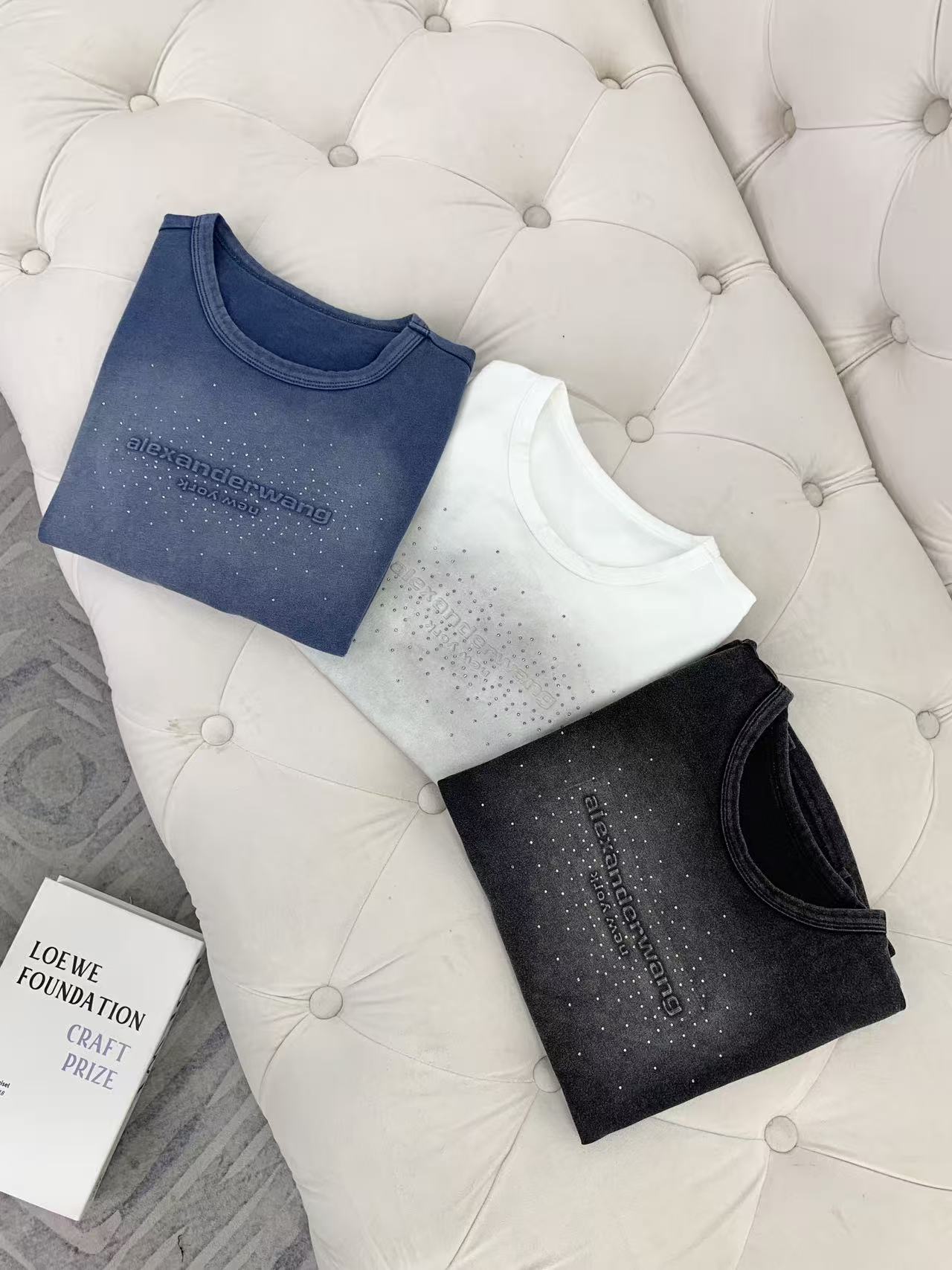 🛒𝐍𝐄𝐖 · 𝟐𝟎𝟐6/爆款现货设计师 原创｜2026新款扎染烫钻短袖T云感舒适的系列！上身的触感谁穿谁