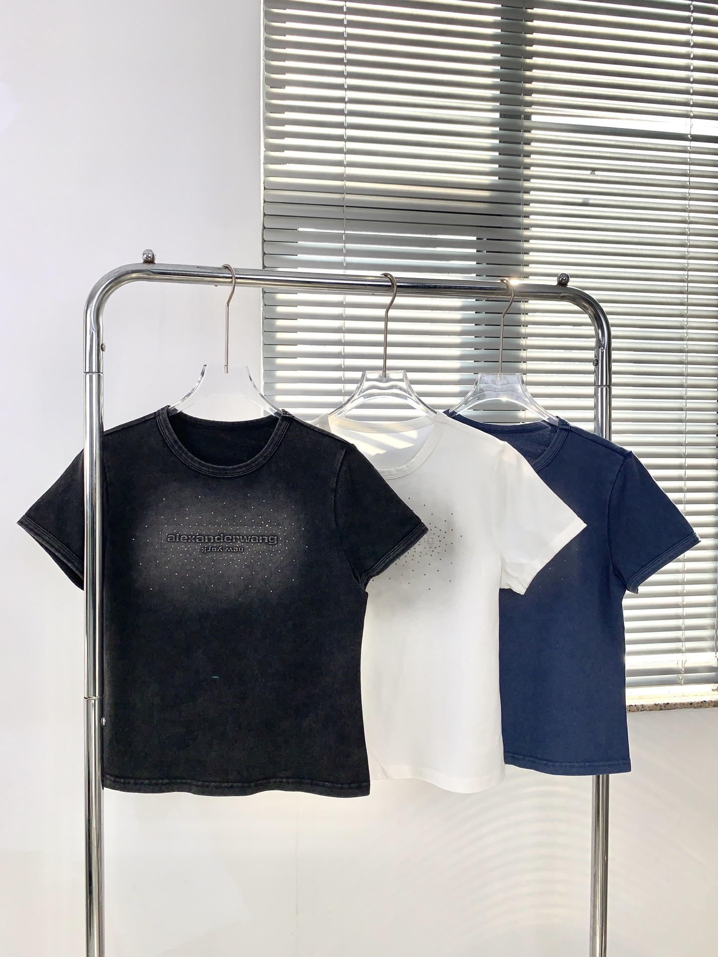 🛒𝐍𝐄𝐖 · 𝟐𝟎𝟐6/爆款现货设计师 原创｜2026新款扎染烫钻短袖T云感舒适的系列！上身的触感谁穿谁