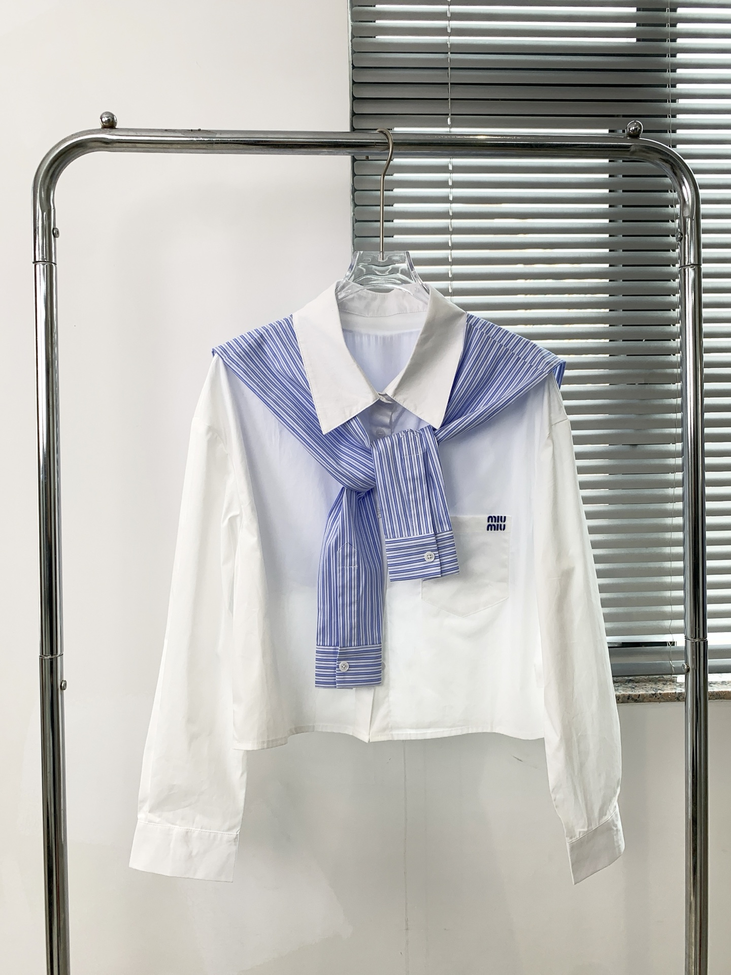 🛒𝐍𝐄𝐖 · 𝟐𝟎𝟐6/爆款现货【早春新款】小众｜2026条纹披肩两件套衬衫定制YB材质 舒适好穿 挺括