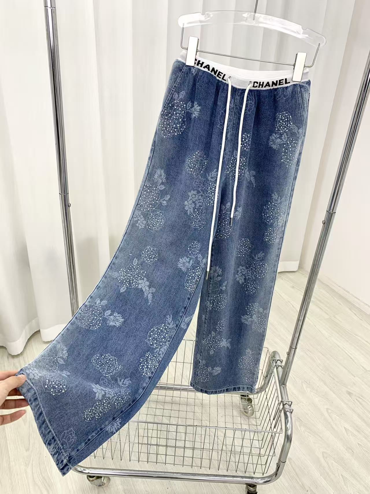 🛒𝐍𝐄𝐖 · 𝟐𝟎𝟐6/爆款现货原单品质 设计师｜26新款烫钻抽绳天丝牛仔裤阔腿版型 包容性极好 撞色腰