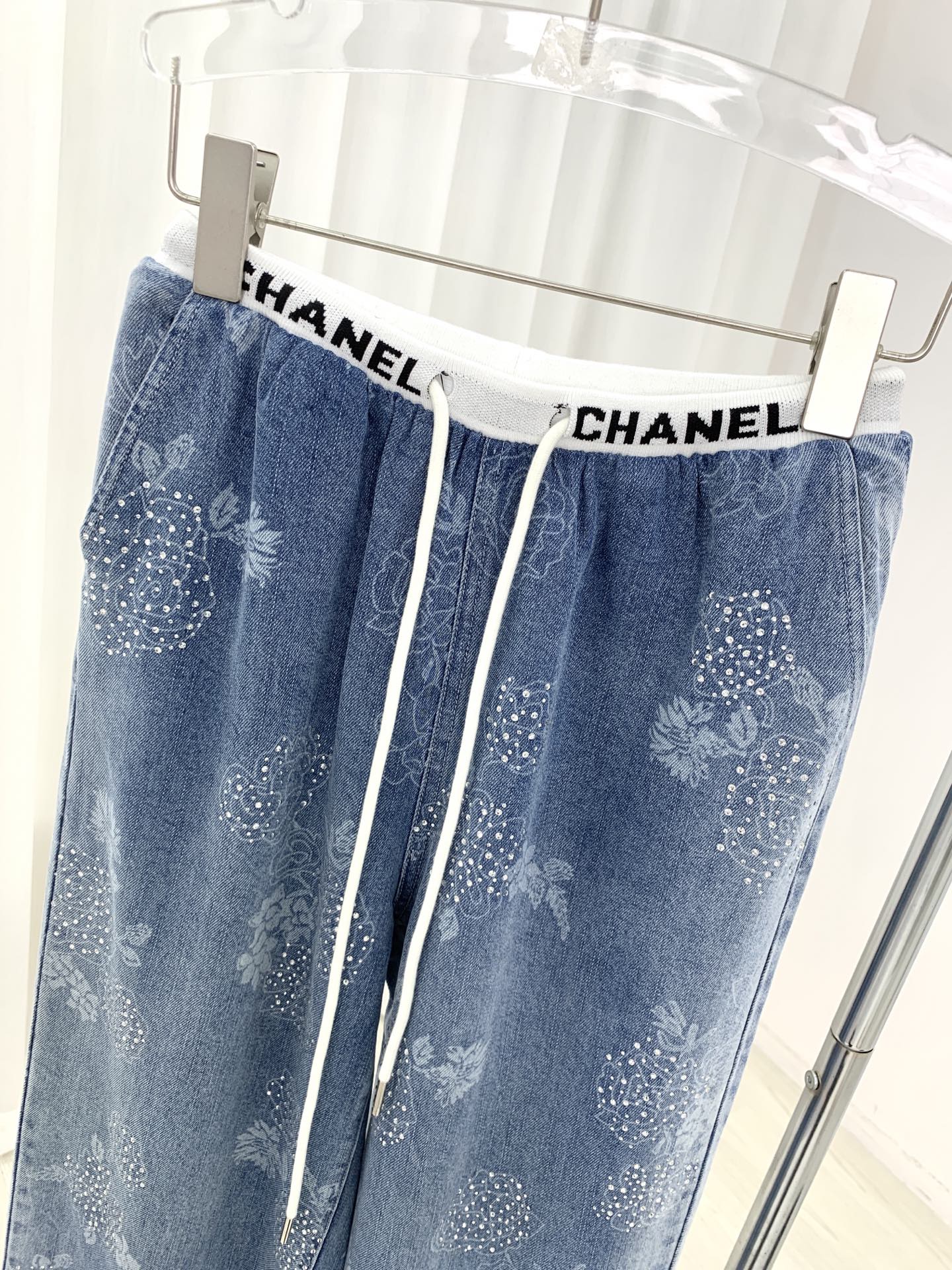 🛒𝐍𝐄𝐖 · 𝟐𝟎𝟐6/爆款现货原单品质 设计师｜26新款烫钻抽绳天丝牛仔裤阔腿版型 包容性极好 撞色腰