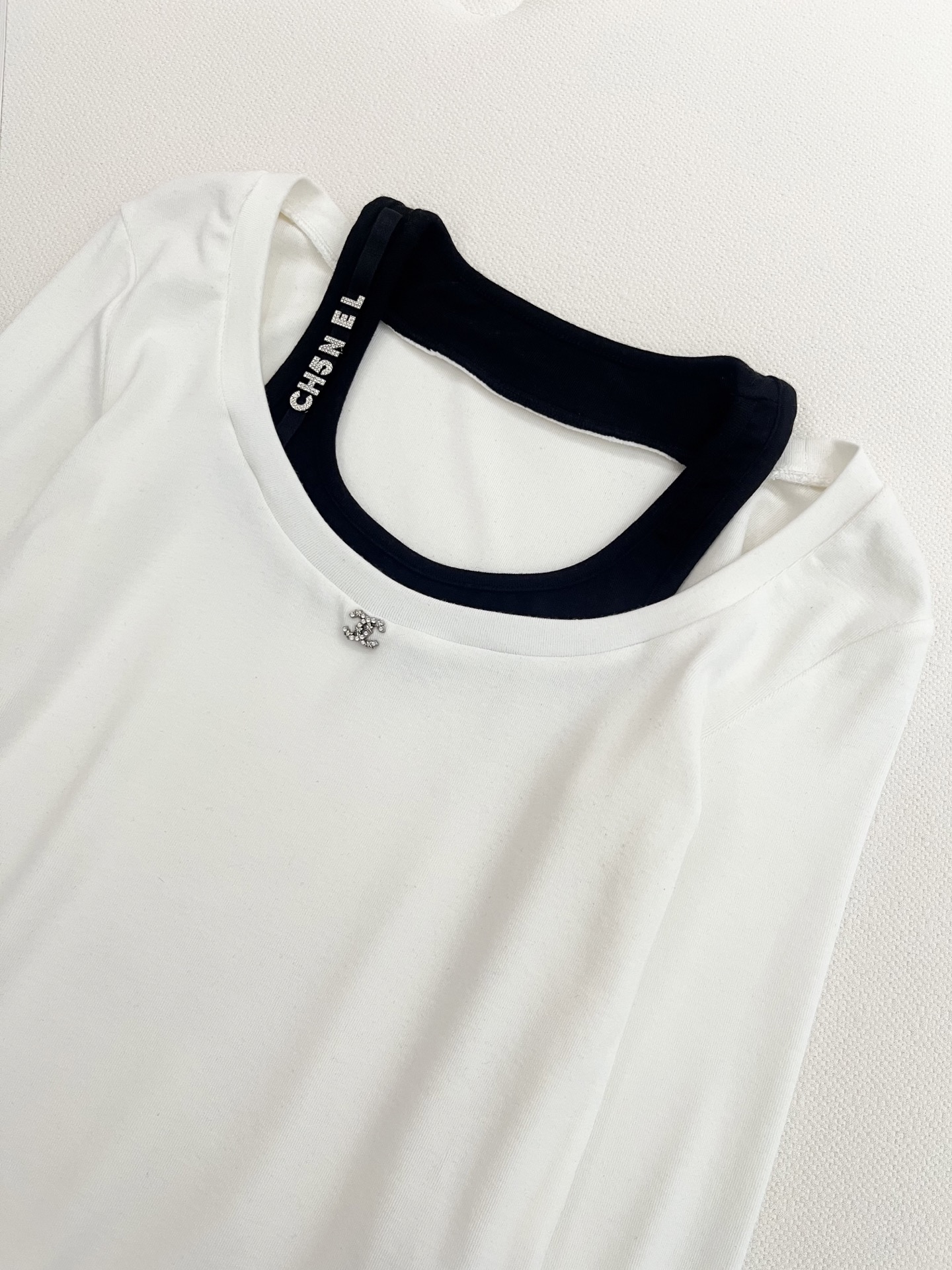 🛒𝐍𝐄𝐖 · 𝟐𝟎𝟐6/爆款现货设计师 原创｜2026新款天丝羊毛🦙假两件打底衫云感舒适的系列！上身的触