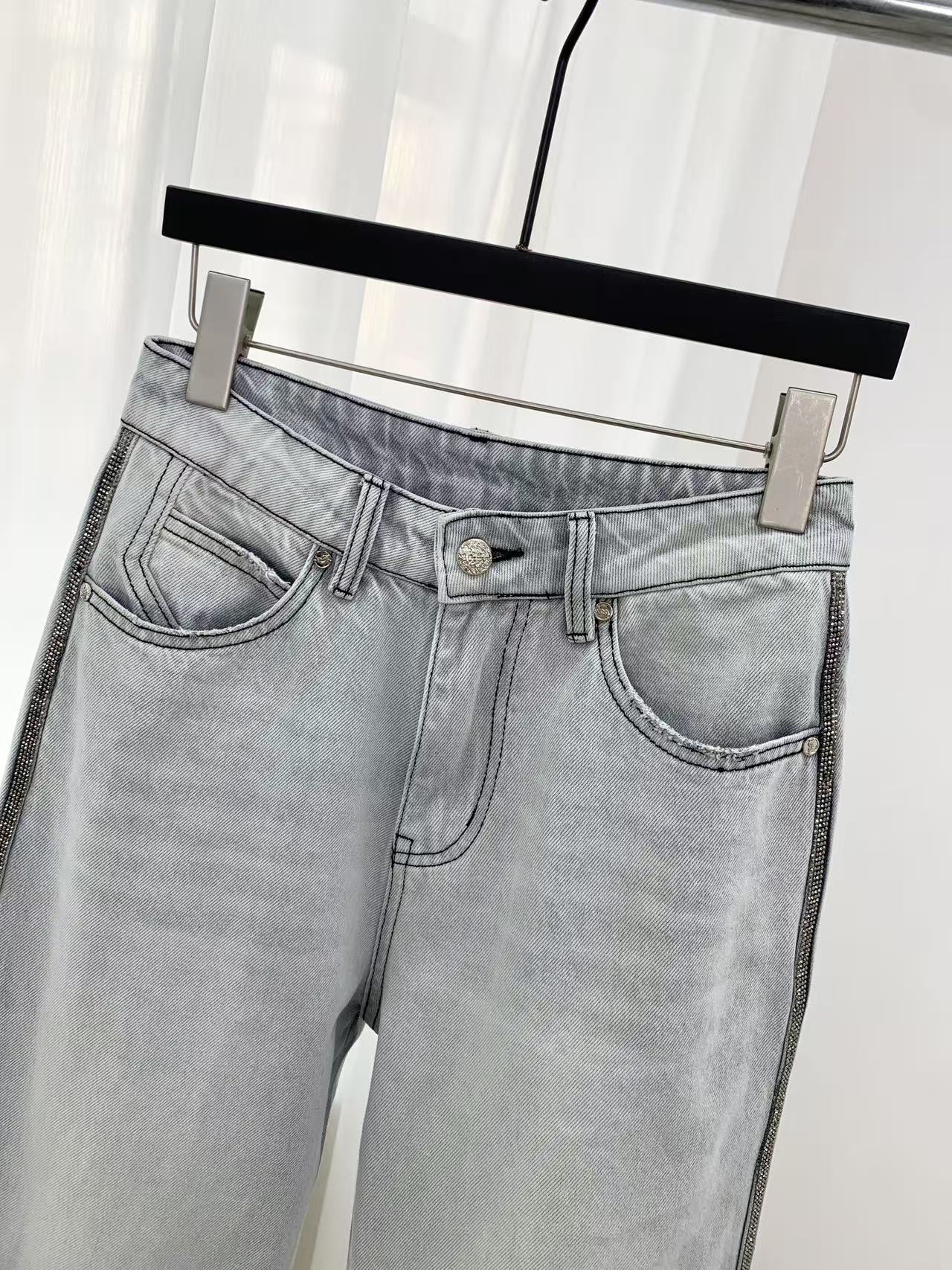 🛒𝐍𝐄𝐖 · 𝟐𝟎𝟐6/爆款现货原单品质 设计师｜26新款烫钻牛仔裤百搭版型 包容性极好 撞色视觉冲击极