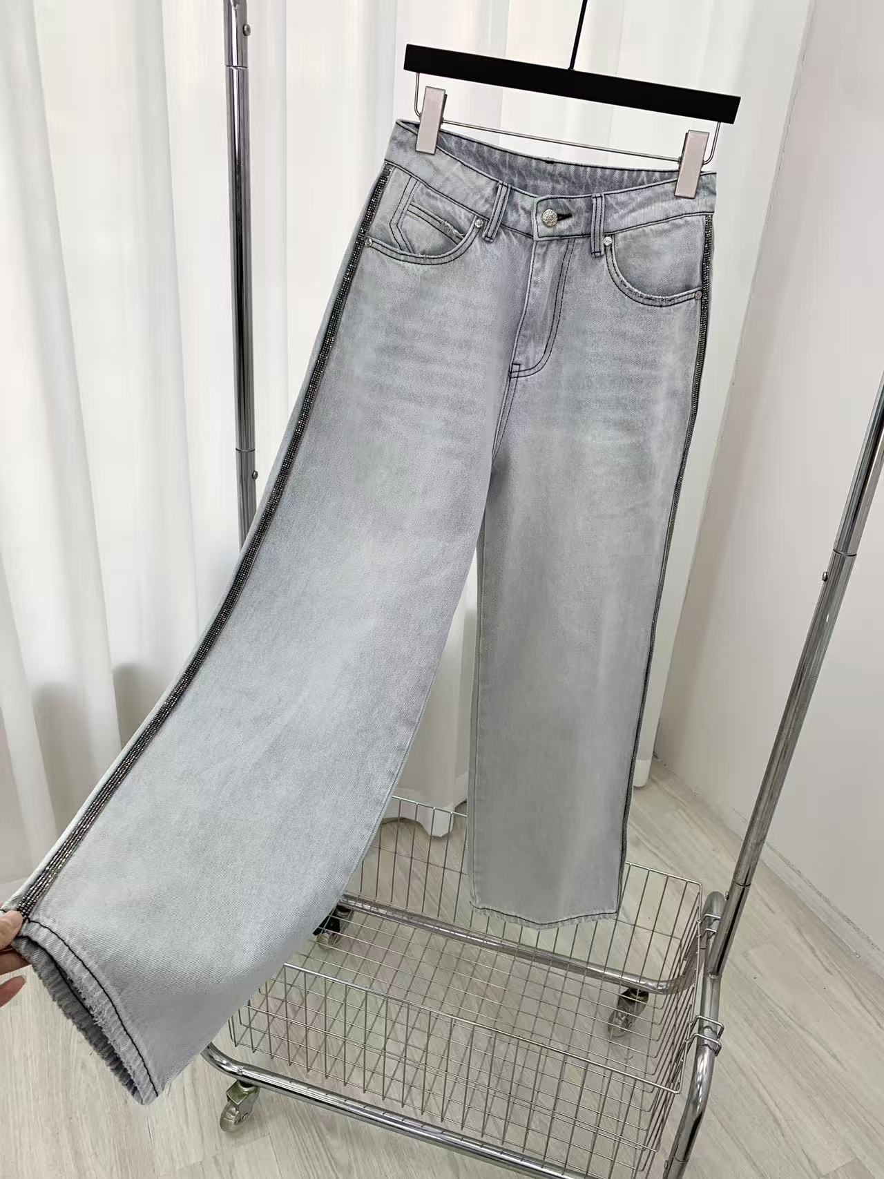 🛒𝐍𝐄𝐖 · 𝟐𝟎𝟐6/爆款现货原单品质 设计师｜26新款烫钻牛仔裤百搭版型 包容性极好 撞色视觉冲击极