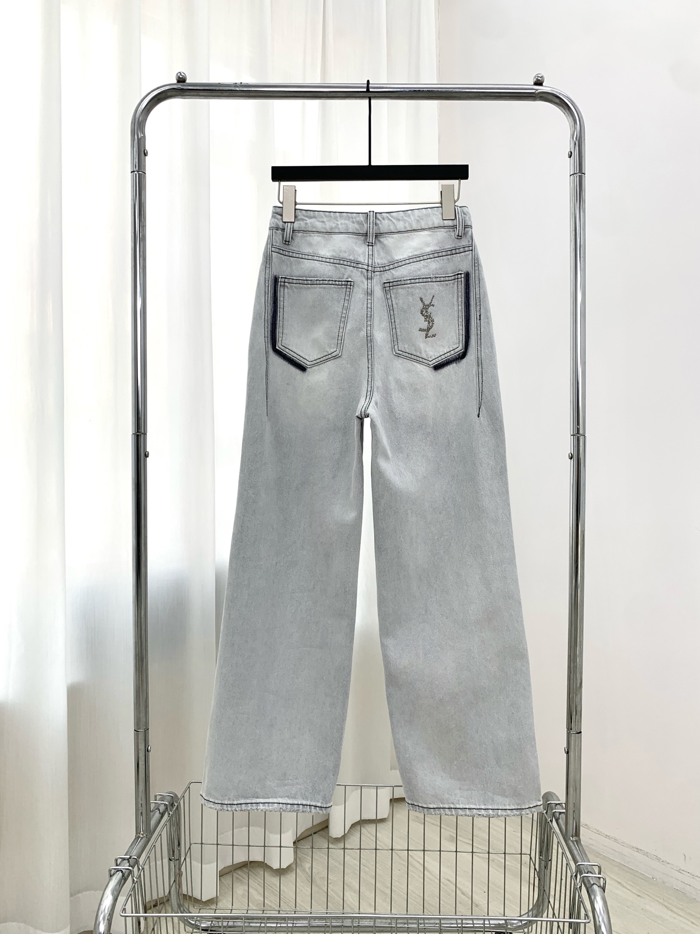 🛒𝐍𝐄𝐖 · 𝟐𝟎𝟐6/爆款现货原单品质 设计师｜26新款烫钻牛仔裤百搭版型 包容性极好 撞色视觉冲击极