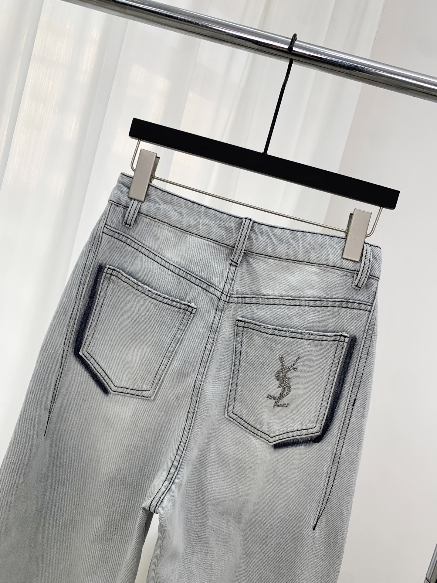 🛒𝐍𝐄𝐖 · 𝟐𝟎𝟐6/爆款现货原单品质 设计师｜26新款烫钻牛仔裤百搭版型 包容性极好 撞色视觉冲击极