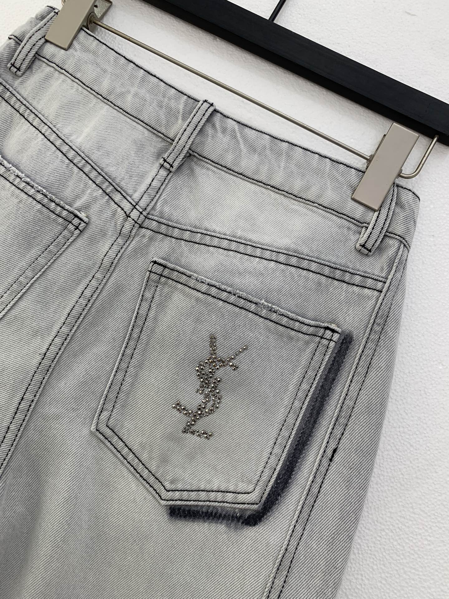 🛒𝐍𝐄𝐖 · 𝟐𝟎𝟐6/爆款现货原单品质 设计师｜26新款烫钻牛仔裤百搭版型 包容性极好 撞色视觉冲击极