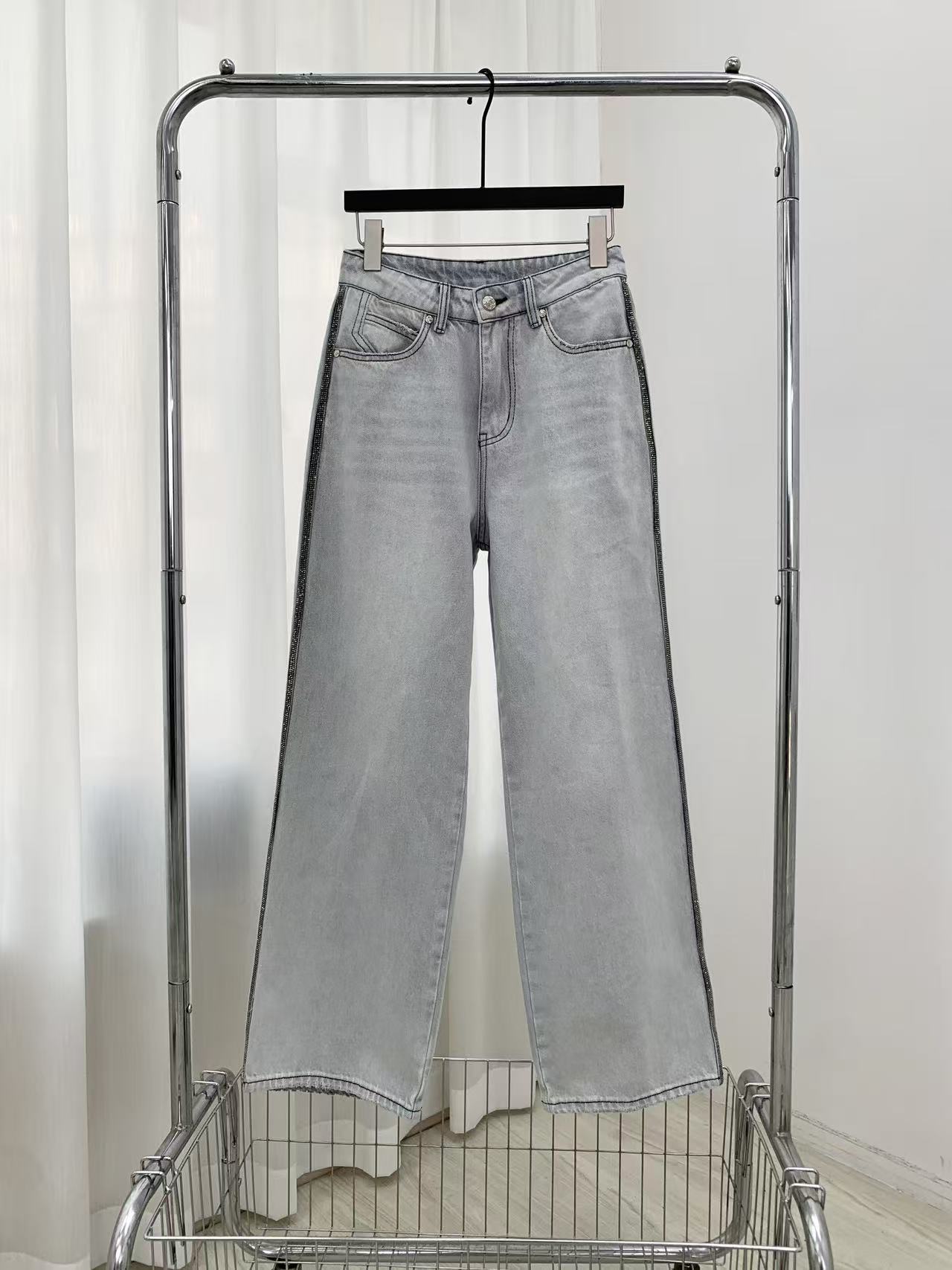 🛒𝐍𝐄𝐖 · 𝟐𝟎𝟐6/爆款现货原单品质 设计师｜26新款烫钻牛仔裤百搭版型 包容性极好 撞色视觉冲击极