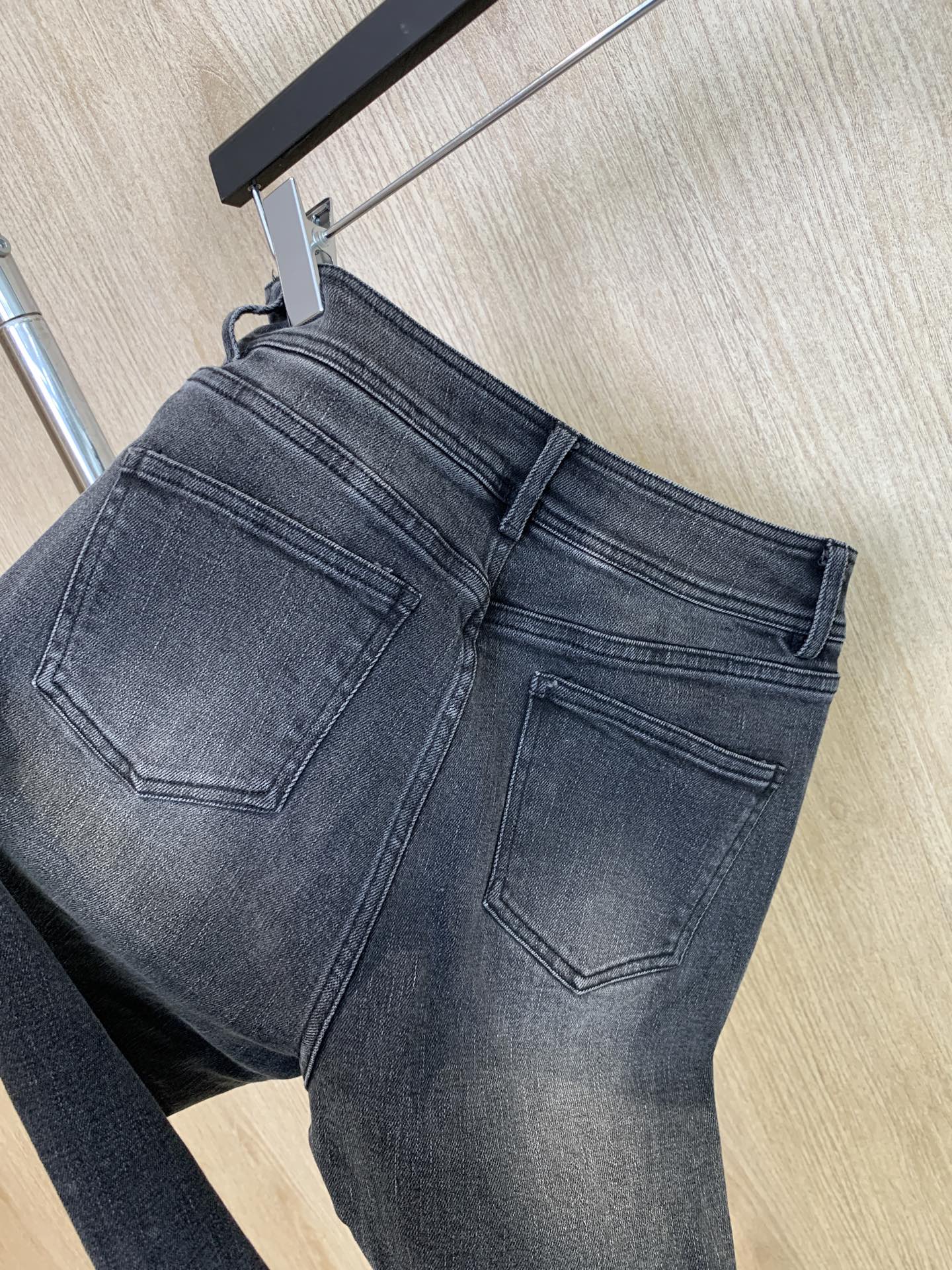 🛒𝐍𝐄𝐖 · 𝟐𝟎𝟐6/爆款现货【早春新款】设计师*｜烫钻渐变色微喇牛仔裤采用高端定制面料，牛仔穿起来非