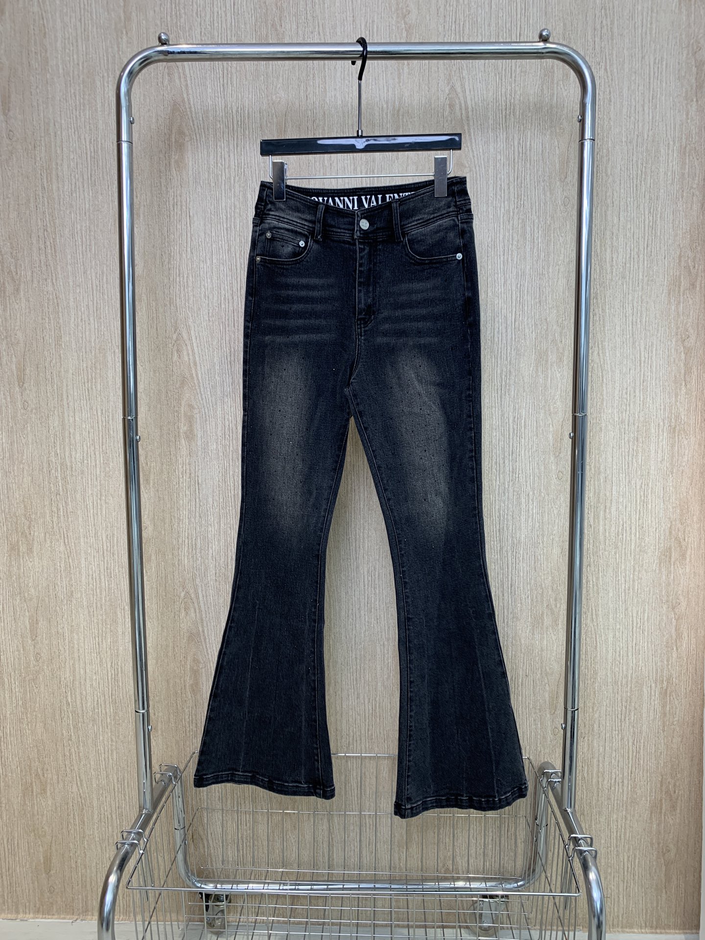 🛒𝐍𝐄𝐖 · 𝟐𝟎𝟐6/爆款现货【早春新款】设计师*｜烫钻渐变色微喇牛仔裤采用高端定制面料，牛仔穿起来非