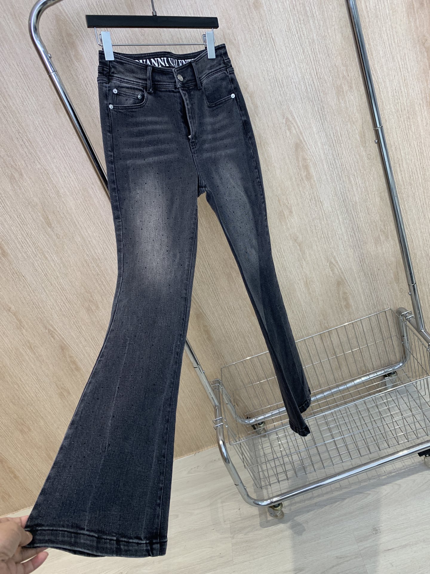 🛒𝐍𝐄𝐖 · 𝟐𝟎𝟐6/爆款现货【早春新款】设计师*｜烫钻渐变色微喇牛仔裤采用高端定制面料，牛仔穿起来非