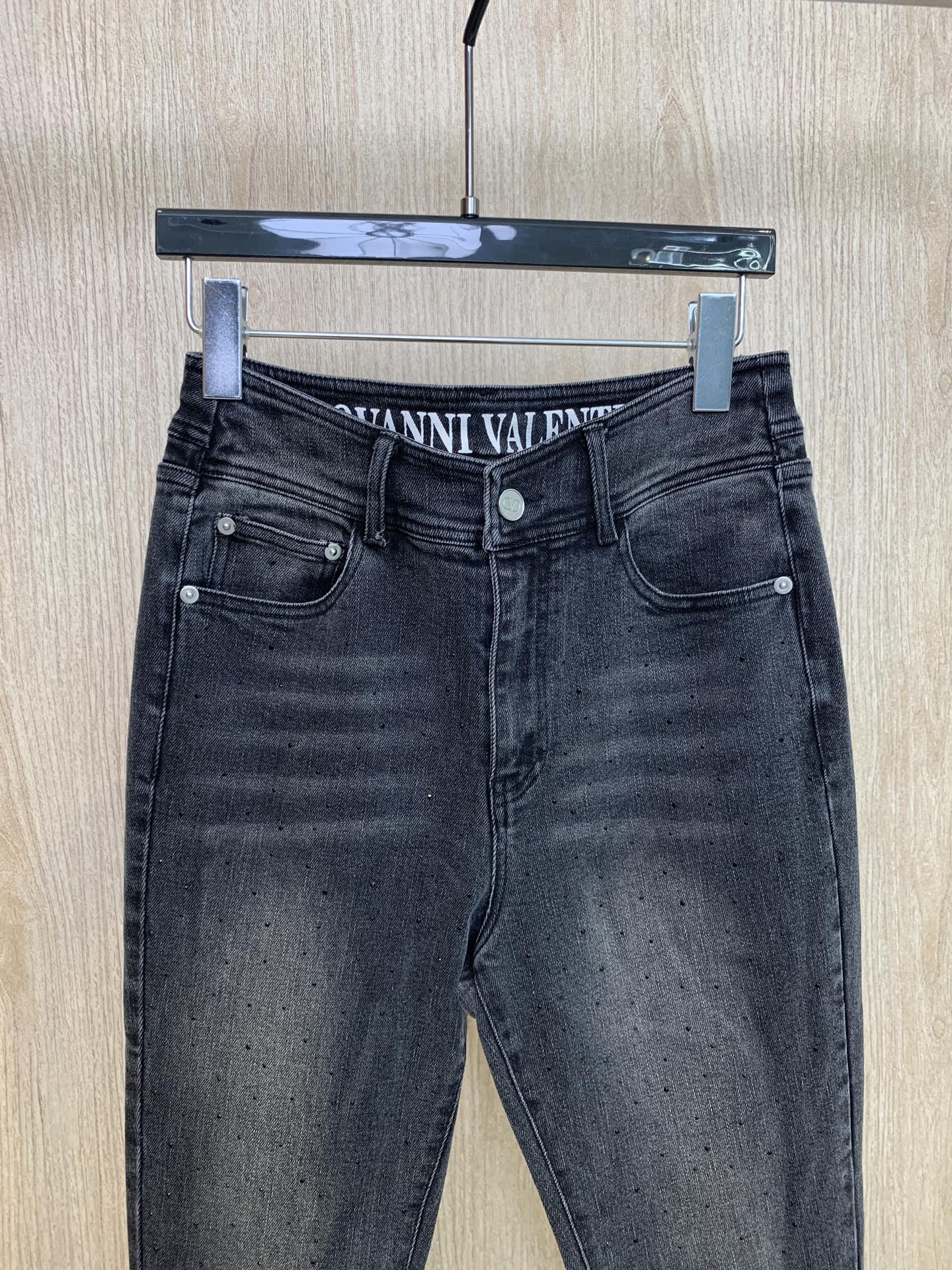 🛒𝐍𝐄𝐖 · 𝟐𝟎𝟐6/爆款现货【早春新款】设计师*｜烫钻渐变色微喇牛仔裤采用高端定制面料，牛仔穿起来非