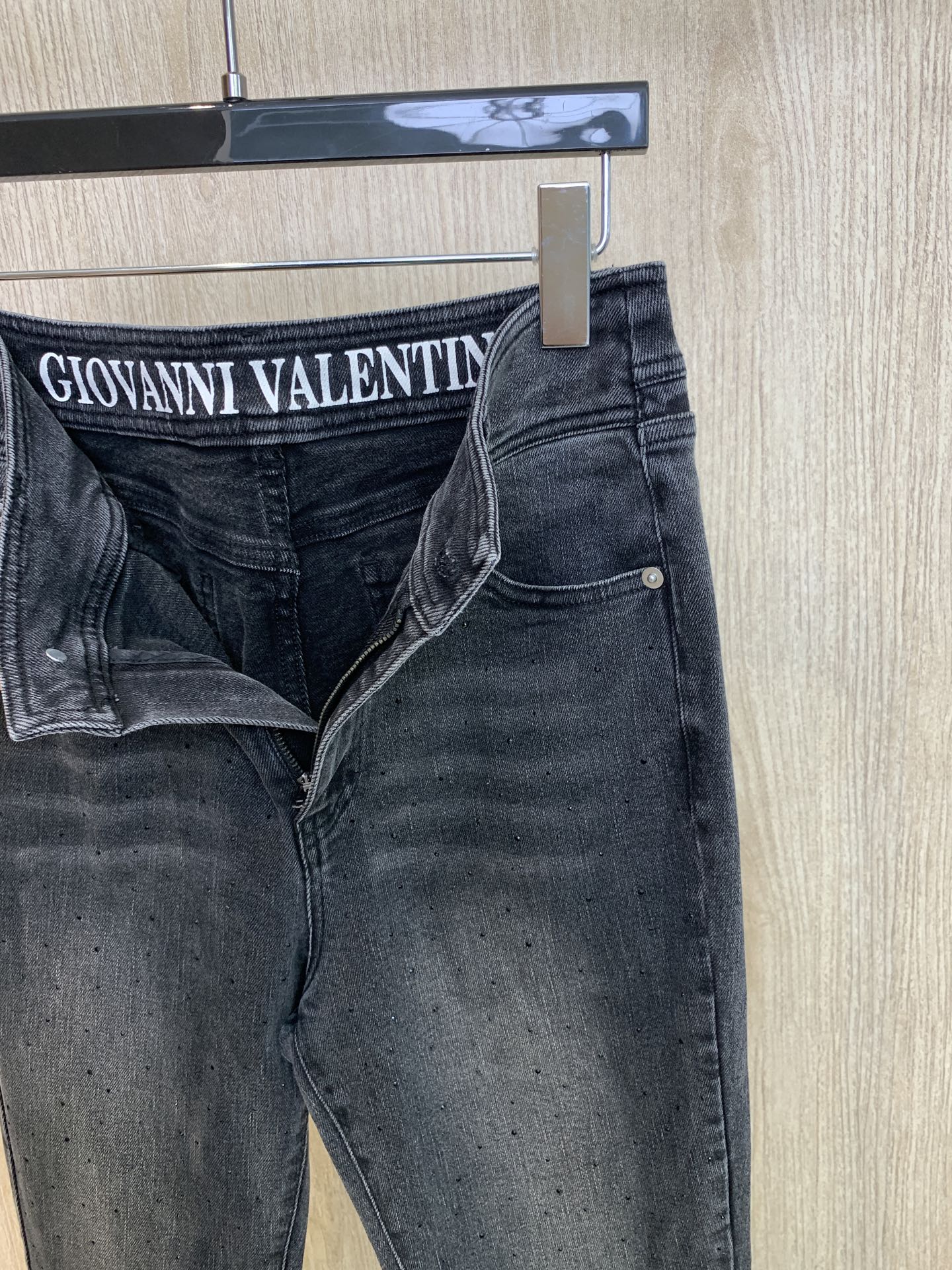 🛒𝐍𝐄𝐖 · 𝟐𝟎𝟐6/爆款现货【早春新款】设计师*｜烫钻渐变色微喇牛仔裤采用高端定制面料，牛仔穿起来非