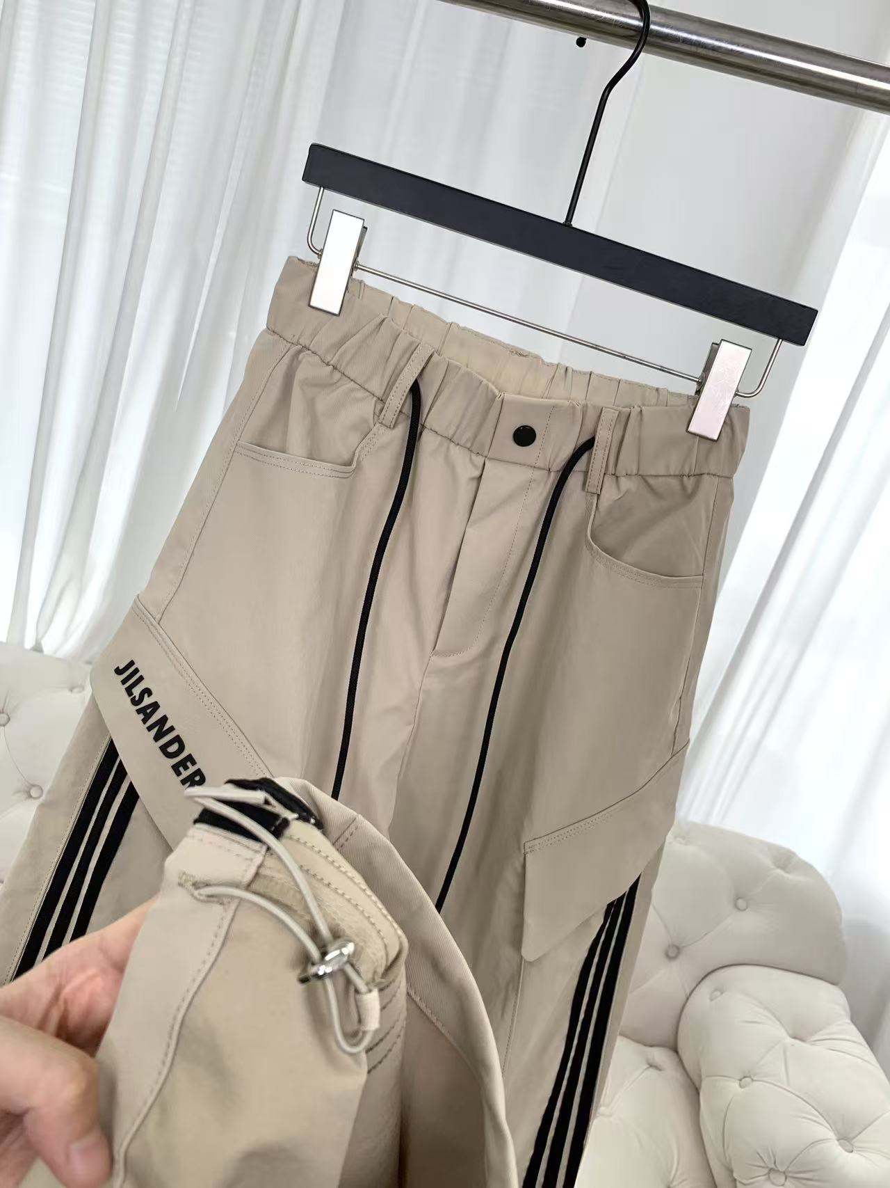 🛒𝐍𝐄𝐖 · 𝟐𝟎𝟐6/爆款现货【春夏上新】设计师原创｜拼条抽绳工装式休闲裤颜色百搭高级 定制腰带尽显高