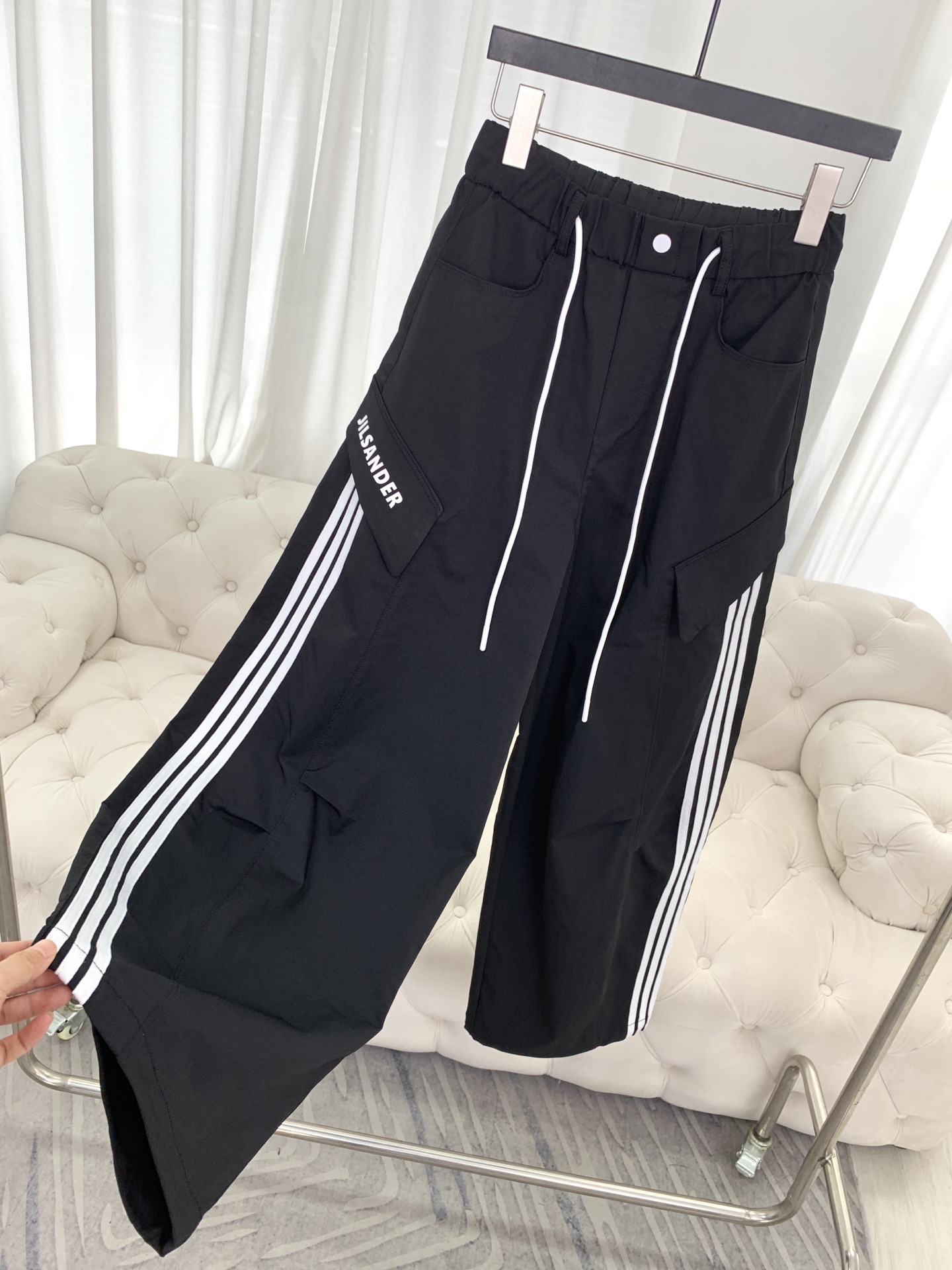 🛒𝐍𝐄𝐖 · 𝟐𝟎𝟐6/爆款现货【春夏上新】设计师原创｜拼条抽绳工装式休闲裤颜色百搭高级 定制腰带尽显高