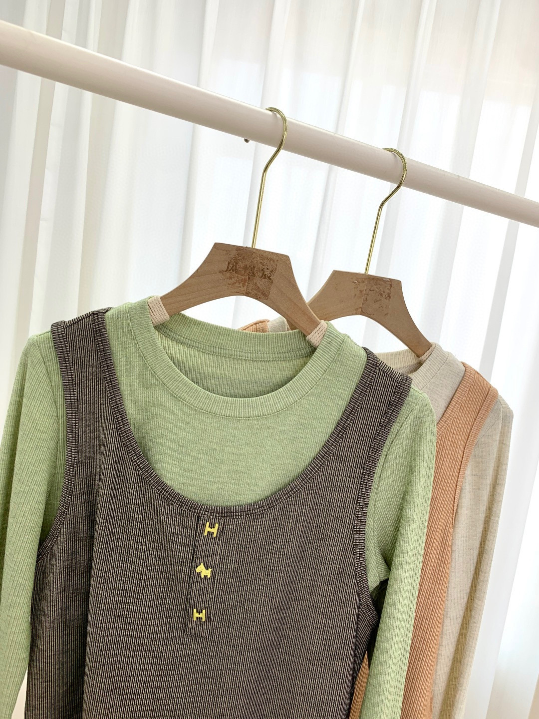 🛒𝐍𝐄𝐖 · 𝟐𝟎𝟐6/爆款现货设计师 原创｜2026新款假两件坑条长袖马年限定系列！ 上身的触感谁穿谁