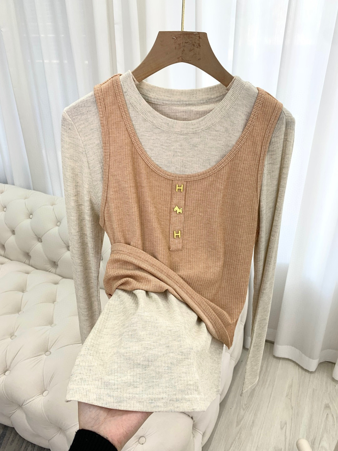 🛒𝐍𝐄𝐖 · 𝟐𝟎𝟐6/爆款现货设计师 原创｜2026新款假两件坑条长袖马年限定系列！ 上身的触感谁穿谁