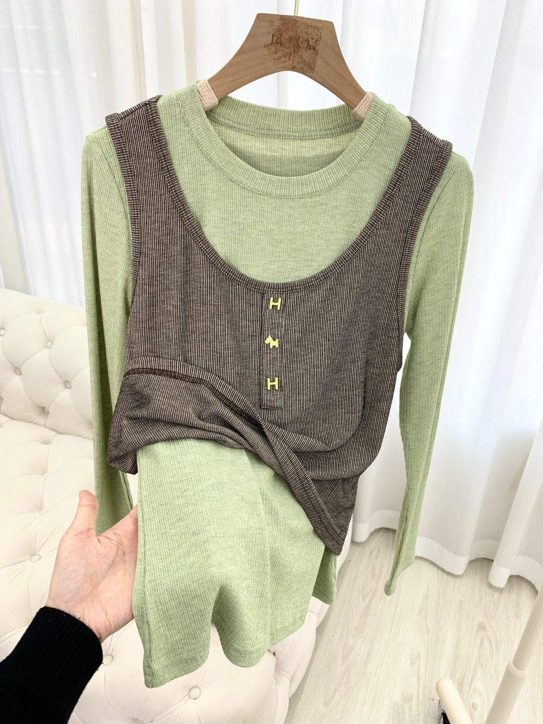 🛒𝐍𝐄𝐖 · 𝟐𝟎𝟐6/爆款现货设计师 原创｜2026新款假两件坑条长袖马年限定系列！ 上身的触感谁穿谁