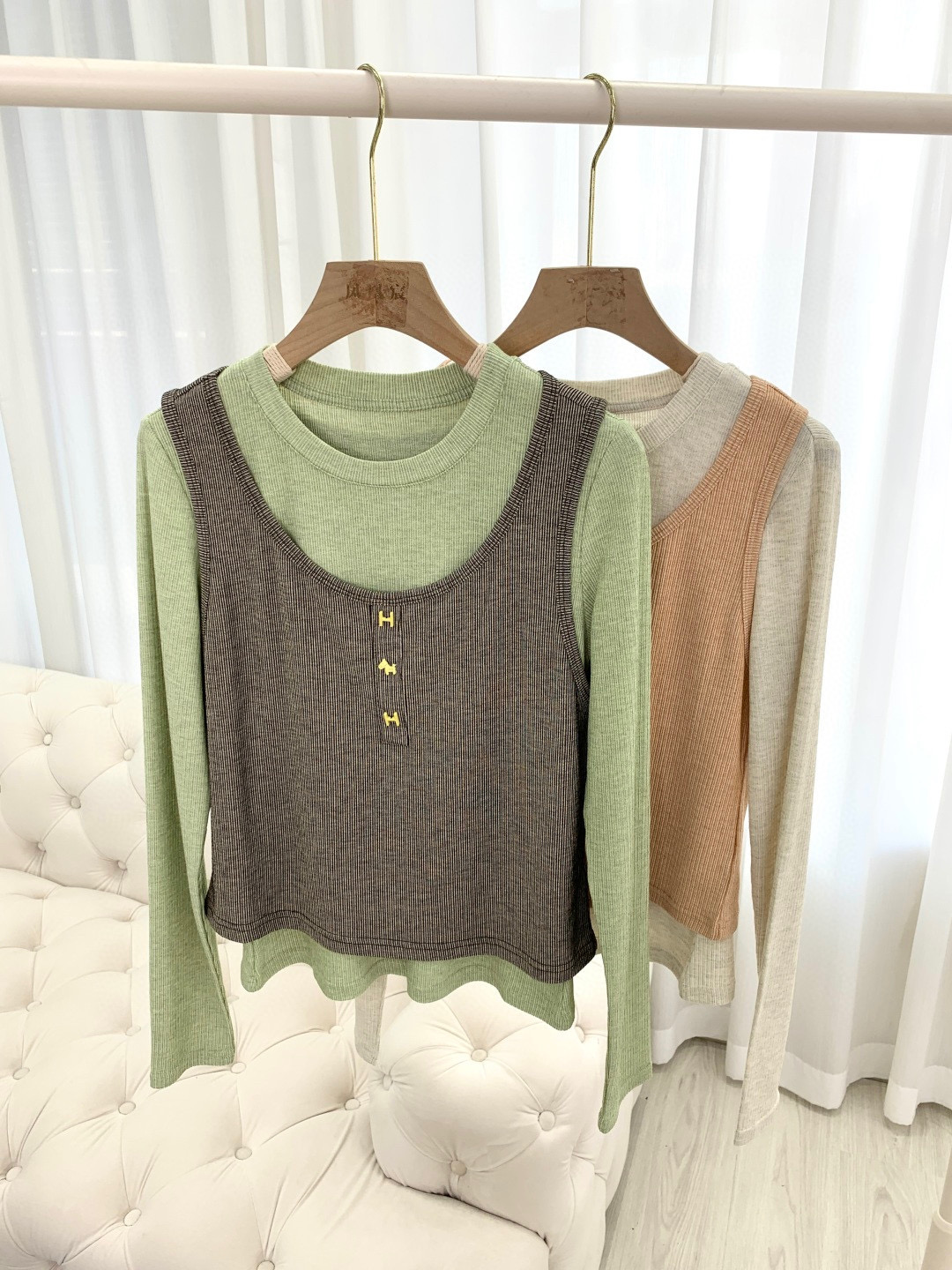 🛒𝐍𝐄𝐖 · 𝟐𝟎𝟐6/爆款现货设计师 原创｜2026新款假两件坑条长袖马年限定系列！ 上身的触感谁穿谁