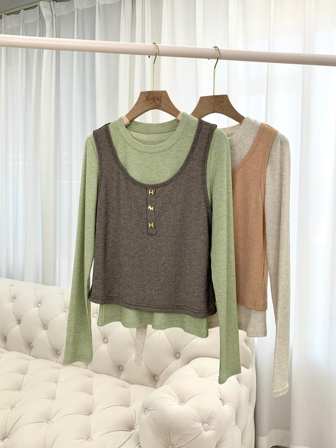 🛒𝐍𝐄𝐖 · 𝟐𝟎𝟐6/爆款现货设计师 原创｜2026新款假两件坑条长袖马年限定系列！ 上身的触感谁穿谁