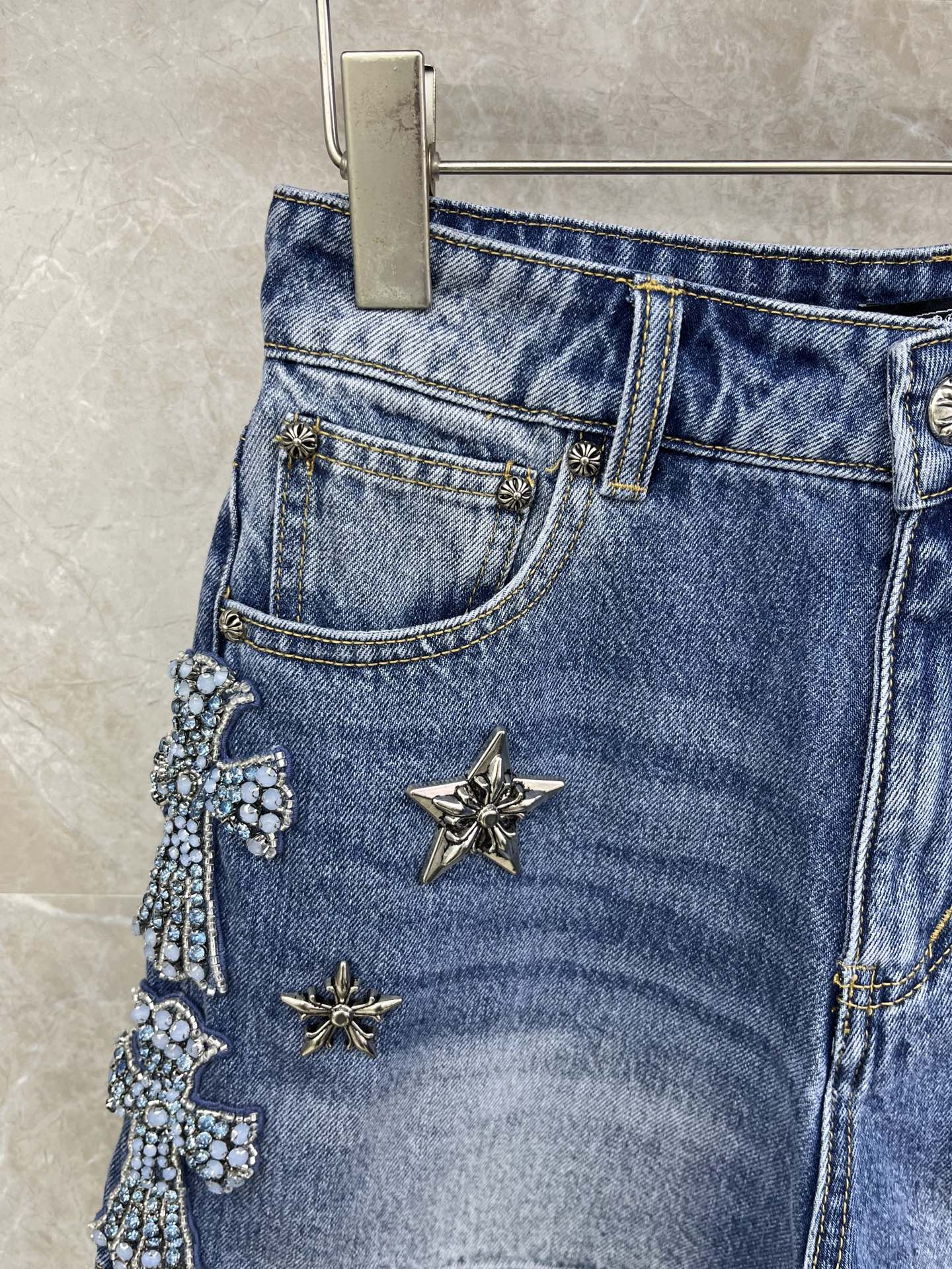 🛒𝐍𝐄𝐖 · 𝟐𝟎𝟐6/爆款现货原单品质 克罗星｜26新款重工订珠牛仔短裤色系搭配非常好看，瘦身设计，版