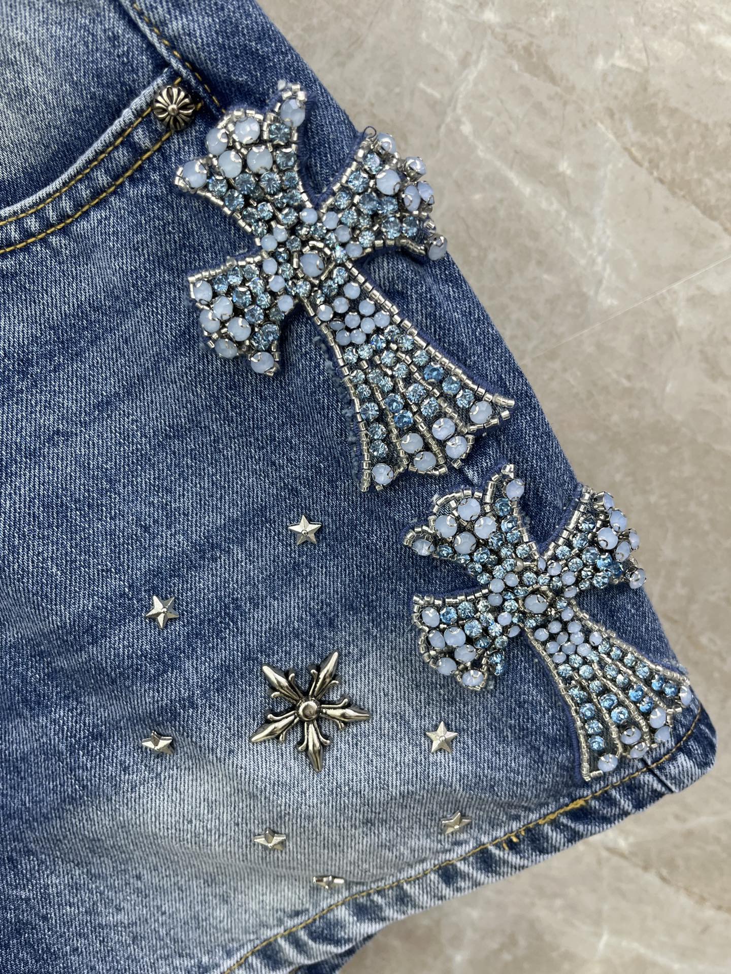 🛒𝐍𝐄𝐖 · 𝟐𝟎𝟐6/爆款现货原单品质 克罗星｜26新款重工订珠牛仔短裤色系搭配非常好看，瘦身设计，版