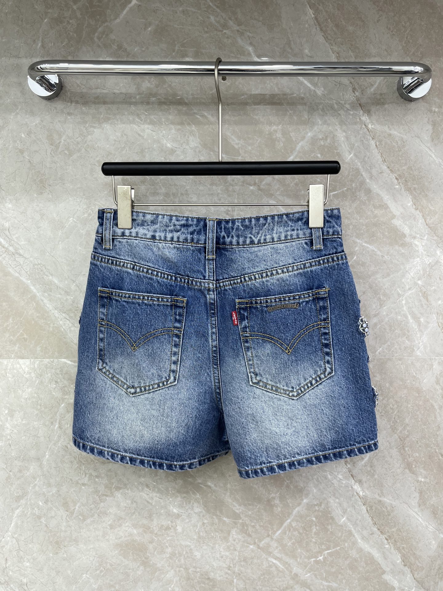 🛒𝐍𝐄𝐖 · 𝟐𝟎𝟐6/爆款现货原单品质 克罗星｜26新款重工订珠牛仔短裤色系搭配非常好看，瘦身设计，版