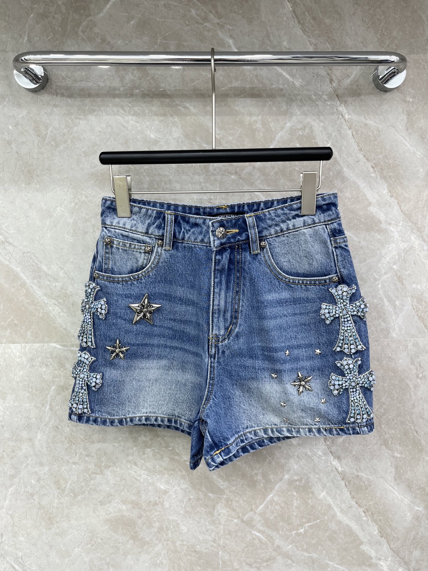 🛒𝐍𝐄𝐖 · 𝟐𝟎𝟐6/爆款现货原单品质 克罗星｜26新款重工订珠牛仔短裤色系搭配非常好看，瘦身设计，版