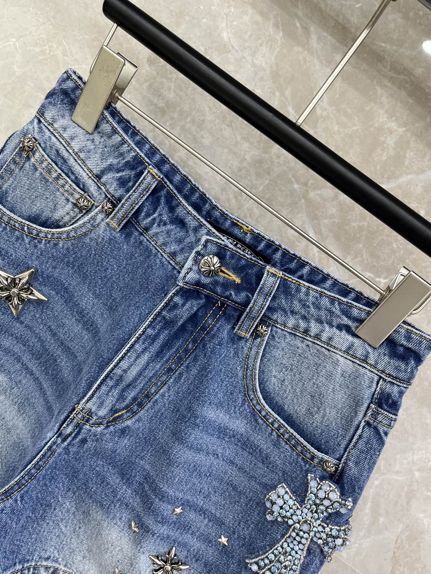 🛒𝐍𝐄𝐖 · 𝟐𝟎𝟐6/爆款现货原单品质 克罗星｜26新款重工订珠牛仔短裤色系搭配非常好看，瘦身设计，版