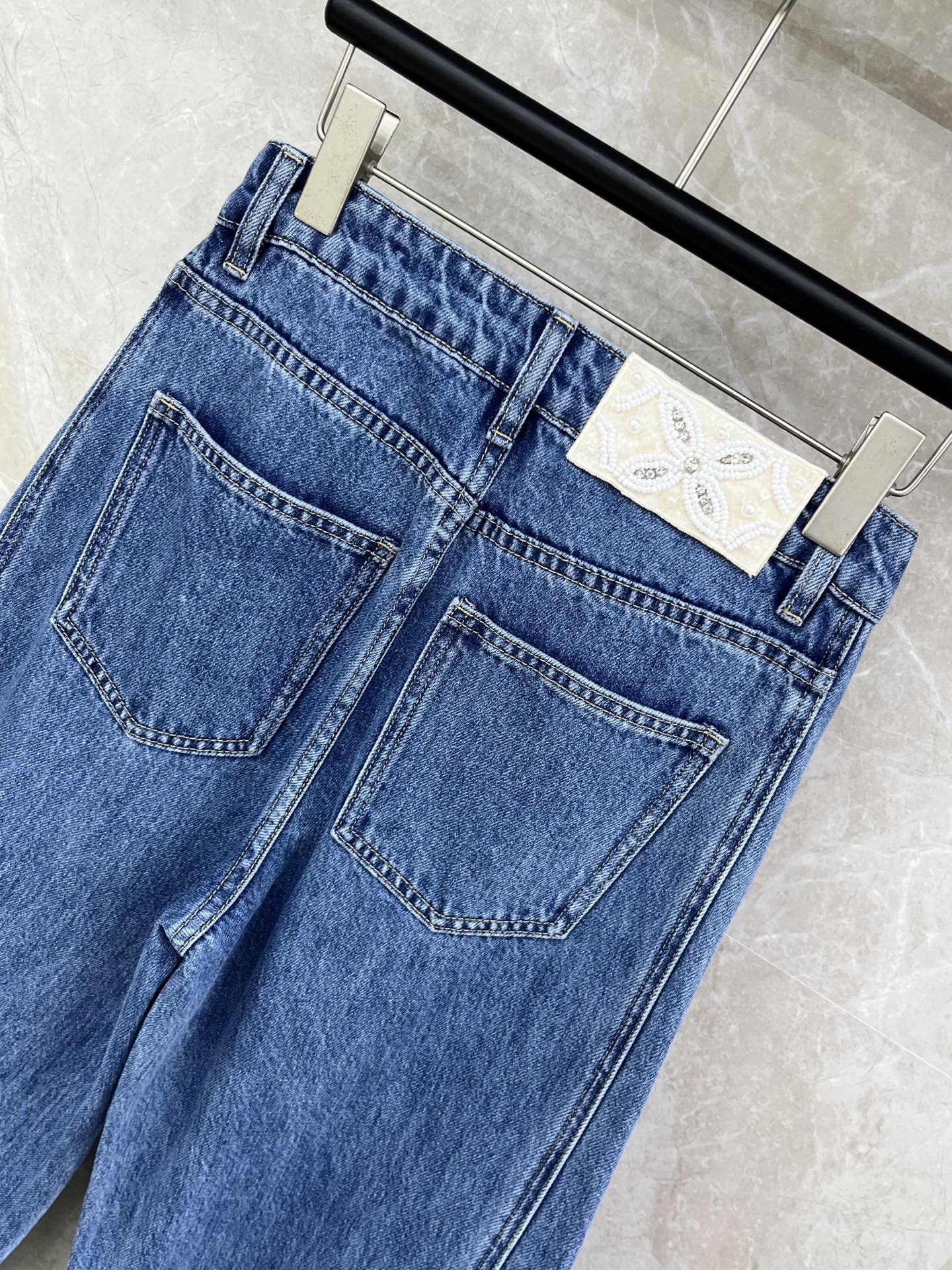 🛒𝐍𝐄𝐖 · 𝟐𝟎𝟐6/爆款现货设计师 原创｜🆕26新款挂饰牛仔裤爆单款 气质女神必入重工手工 满满的高