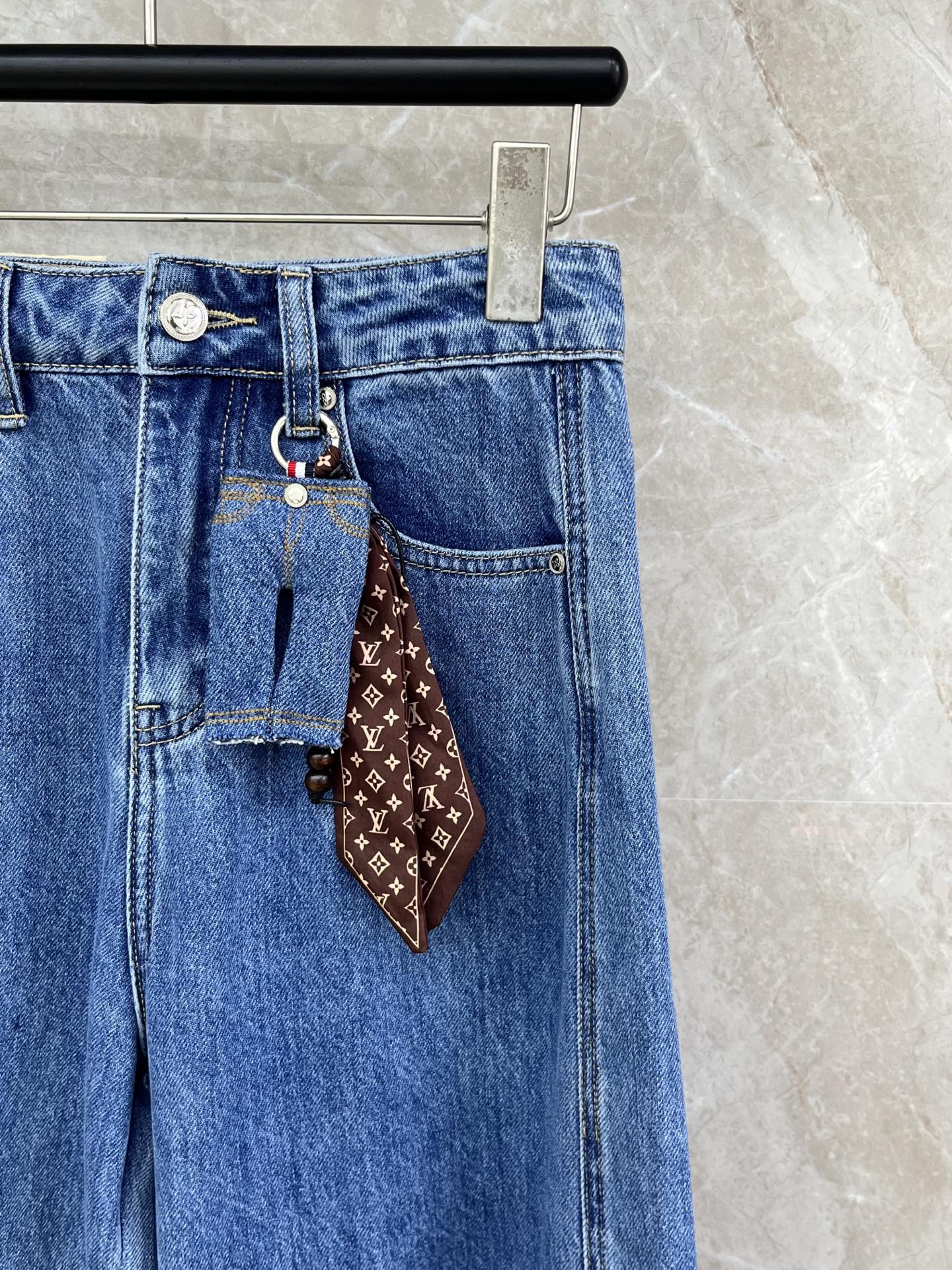 🛒𝐍𝐄𝐖 · 𝟐𝟎𝟐6/爆款现货设计师 原创｜🆕26新款挂饰牛仔裤爆单款 气质女神必入重工手工 满满的高