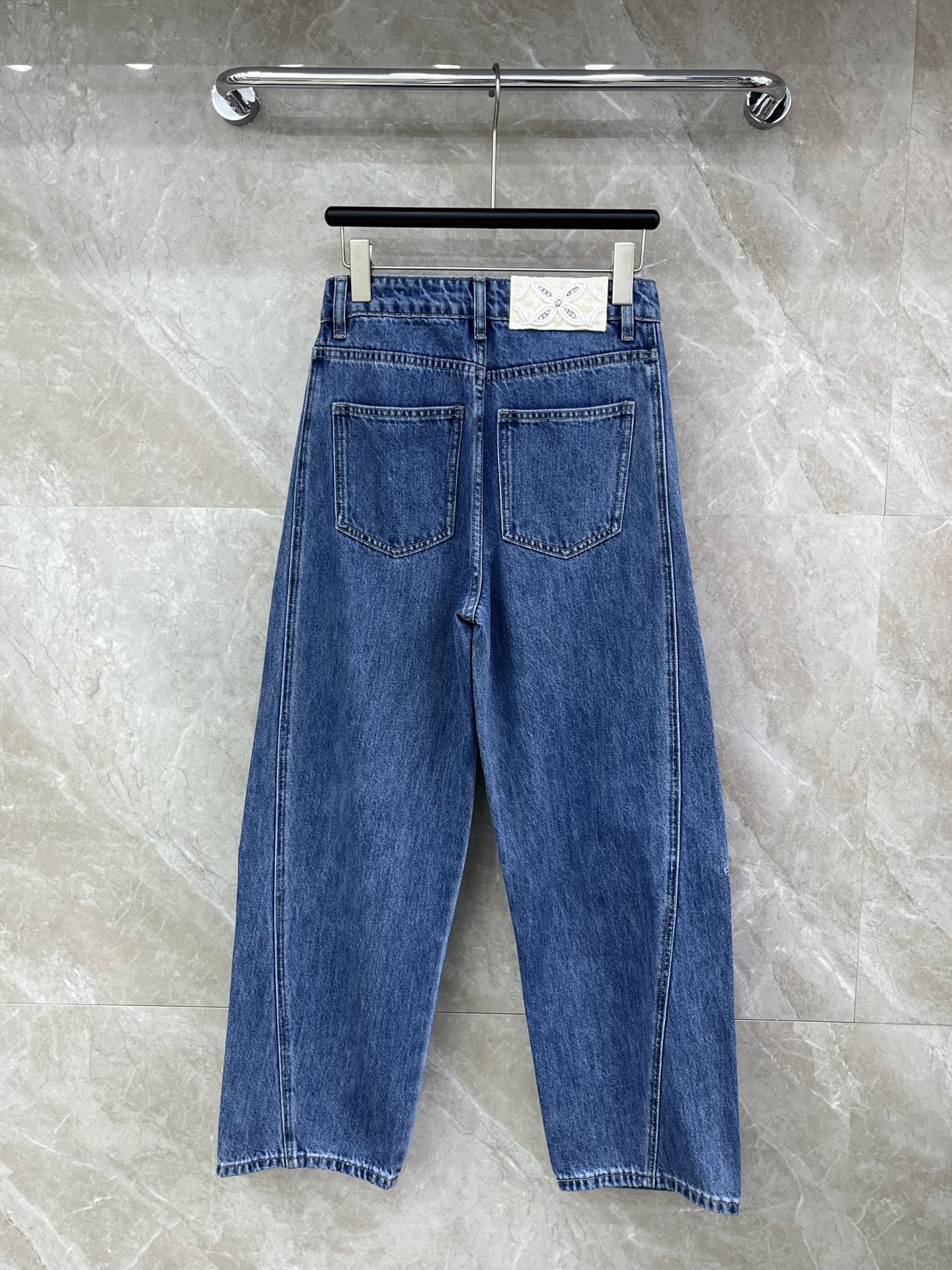 🛒𝐍𝐄𝐖 · 𝟐𝟎𝟐6/爆款现货设计师 原创｜🆕26新款挂饰牛仔裤爆单款 气质女神必入重工手工 满满的高