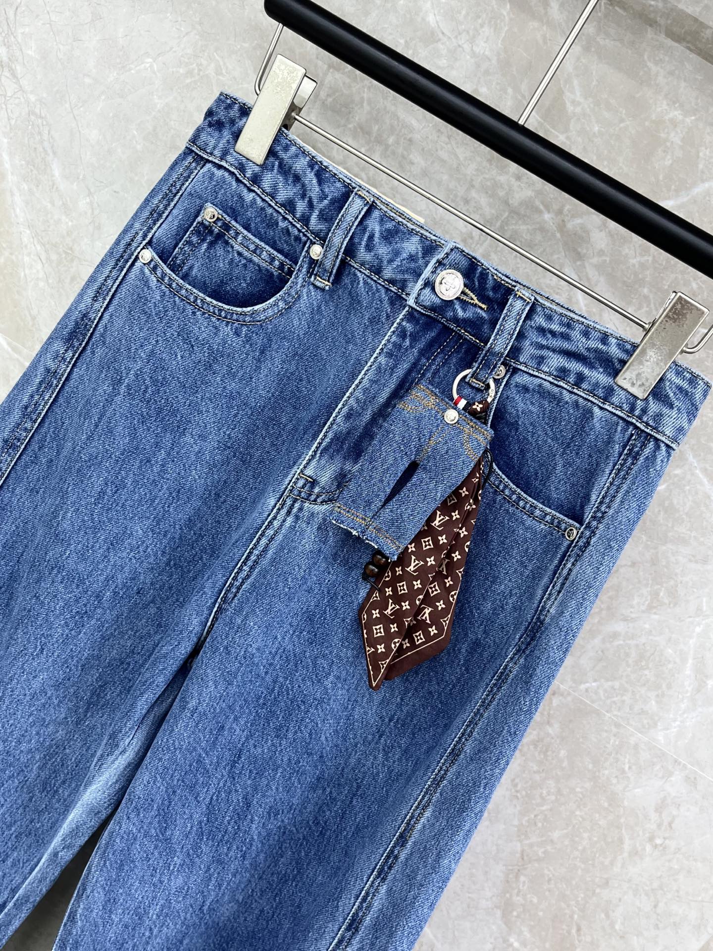 🛒𝐍𝐄𝐖 · 𝟐𝟎𝟐6/爆款现货设计师 原创｜🆕26新款挂饰牛仔裤爆单款 气质女神必入重工手工 满满的高