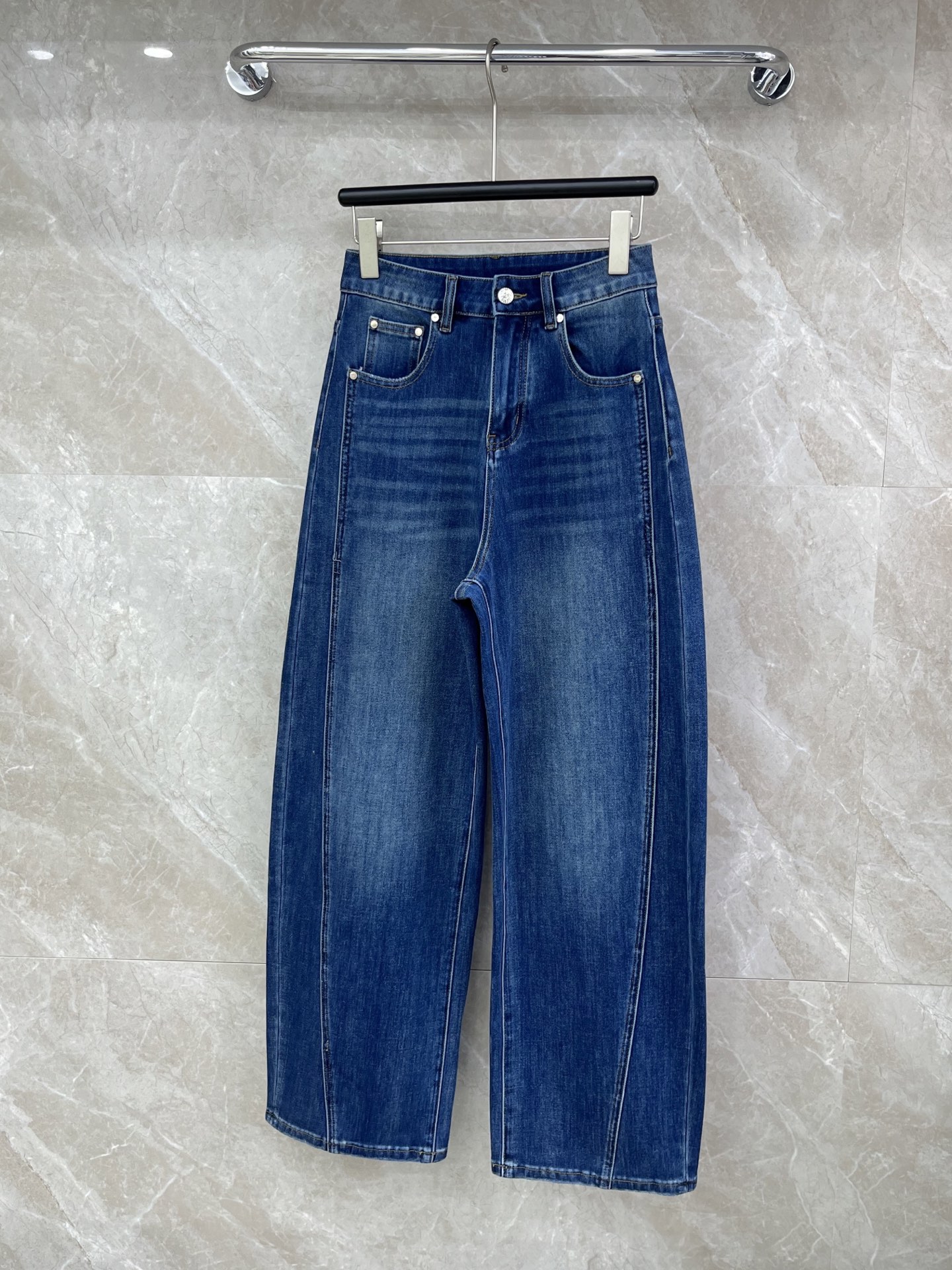 🛒𝐍𝐄𝐖 · 𝟐𝟎𝟐6/爆款现货设计师 原创｜🆕26新款菱格刺绣牛仔裤爆单款 重工皮牌 气质女神必入满满