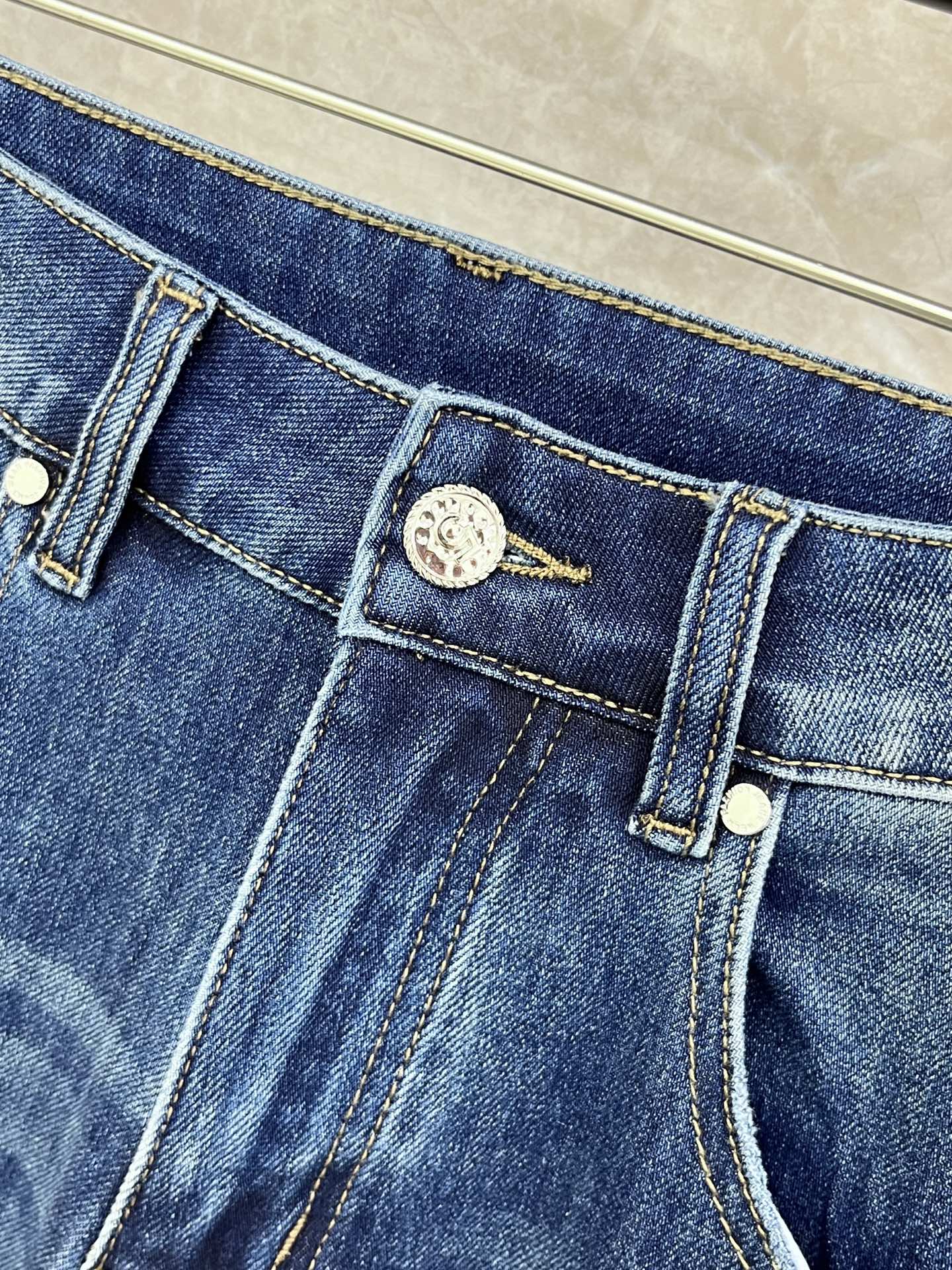 🛒𝐍𝐄𝐖 · 𝟐𝟎𝟐6/爆款现货设计师 原创｜🆕26新款菱格刺绣牛仔裤爆单款 重工皮牌 气质女神必入满满