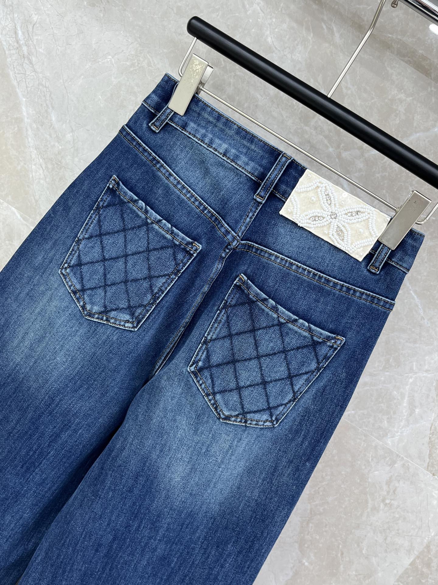 🛒𝐍𝐄𝐖 · 𝟐𝟎𝟐6/爆款现货设计师 原创｜🆕26新款菱格刺绣牛仔裤爆单款 重工皮牌 气质女神必入满满