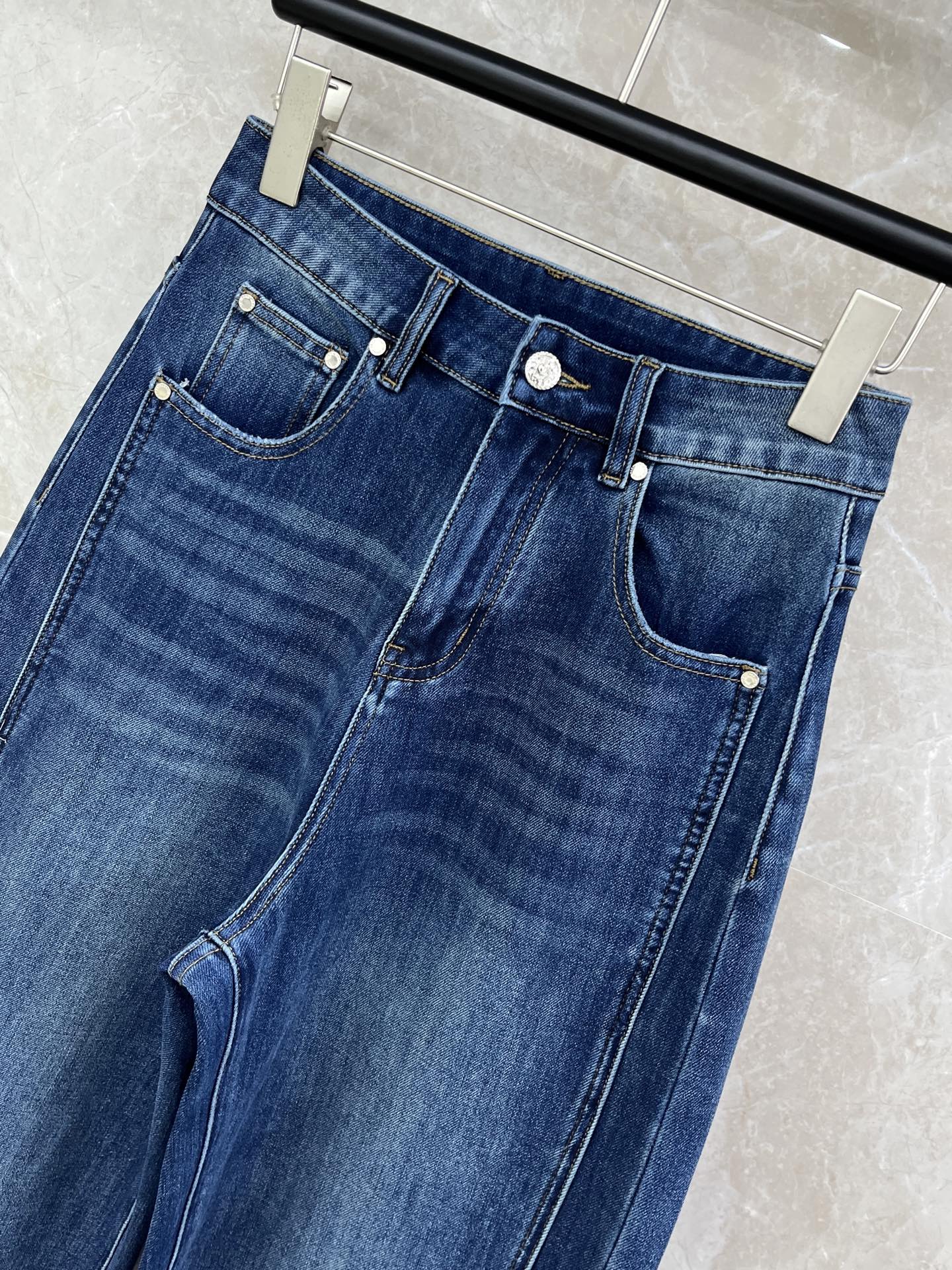 🛒𝐍𝐄𝐖 · 𝟐𝟎𝟐6/爆款现货设计师 原创｜🆕26新款菱格刺绣牛仔裤爆单款 重工皮牌 气质女神必入满满