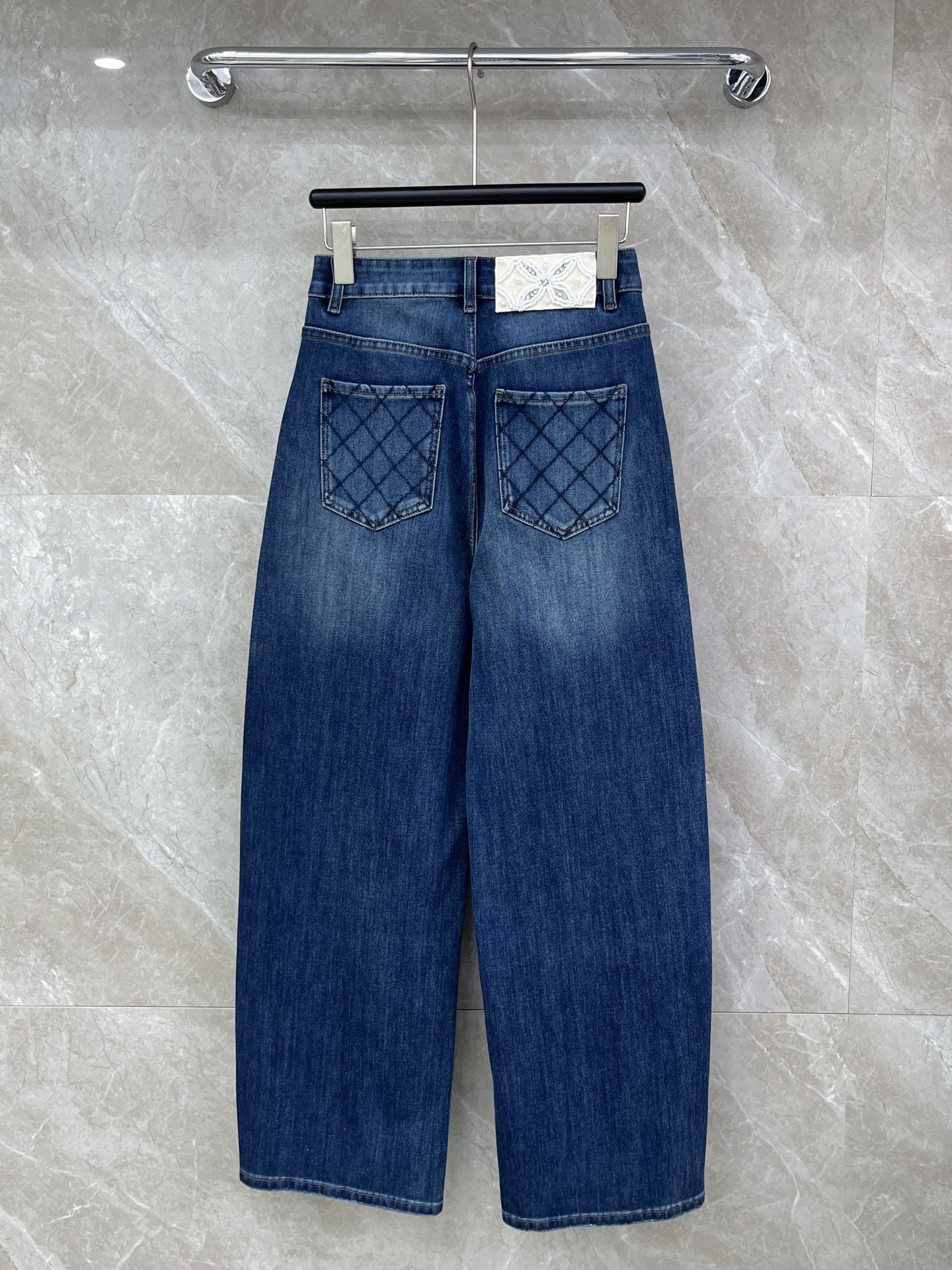 🛒𝐍𝐄𝐖 · 𝟐𝟎𝟐6/爆款现货设计师 原创｜🆕26新款菱格刺绣牛仔裤爆单款 重工皮牌 气质女神必入满满