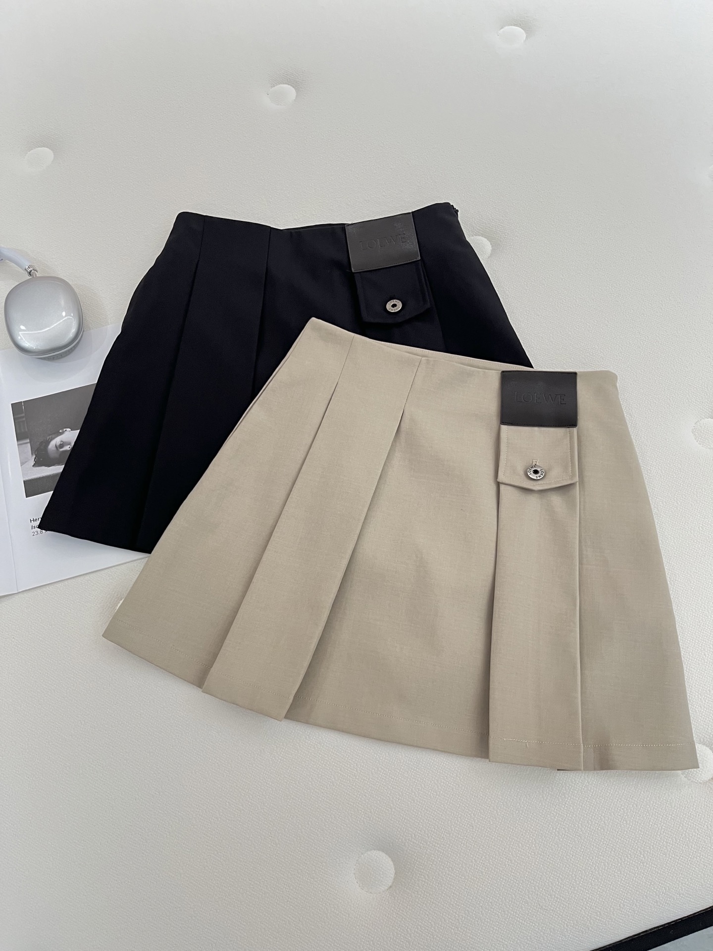 🛒𝐍𝐄𝐖 · 𝟐𝟎𝟐6/爆款现货【春夏上新】Loe*｜26新款百褶短半裙爆单系列款 气质女神必入 定制皮