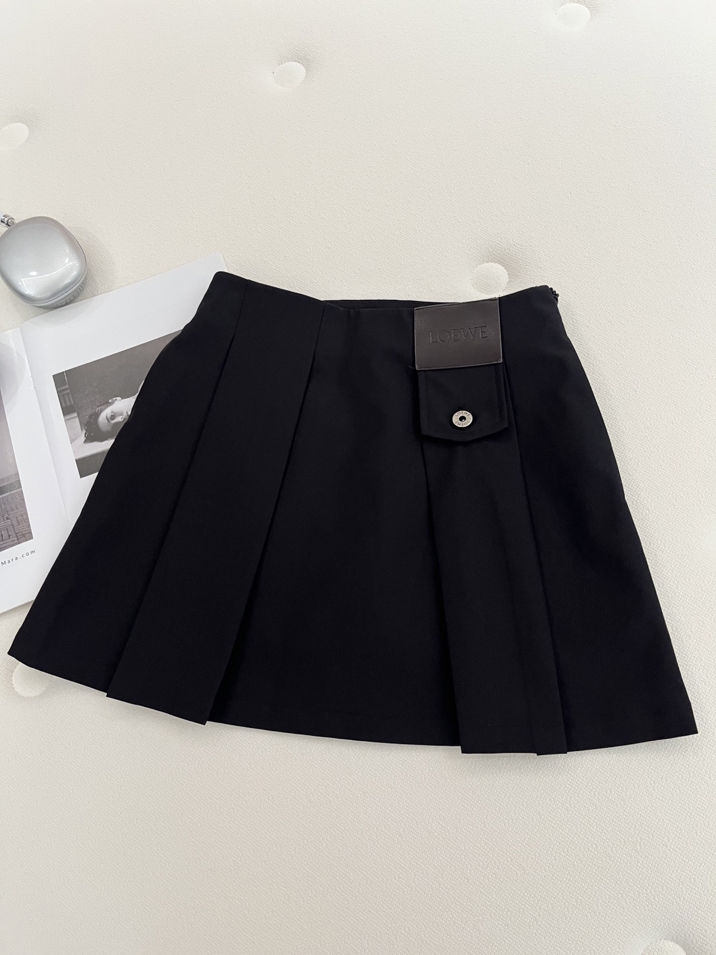 🛒𝐍𝐄𝐖 · 𝟐𝟎𝟐6/爆款现货【春夏上新】Loe*｜26新款百褶短半裙爆单系列款 气质女神必入 定制皮