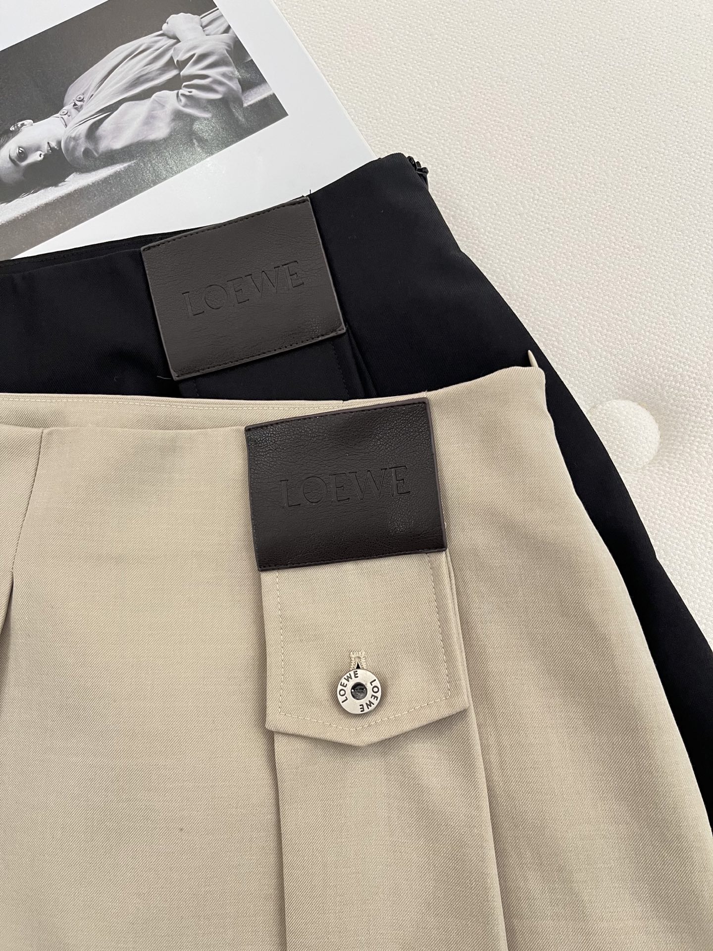 🛒𝐍𝐄𝐖 · 𝟐𝟎𝟐6/爆款现货【春夏上新】Loe*｜26新款百褶短半裙爆单系列款 气质女神必入 定制皮