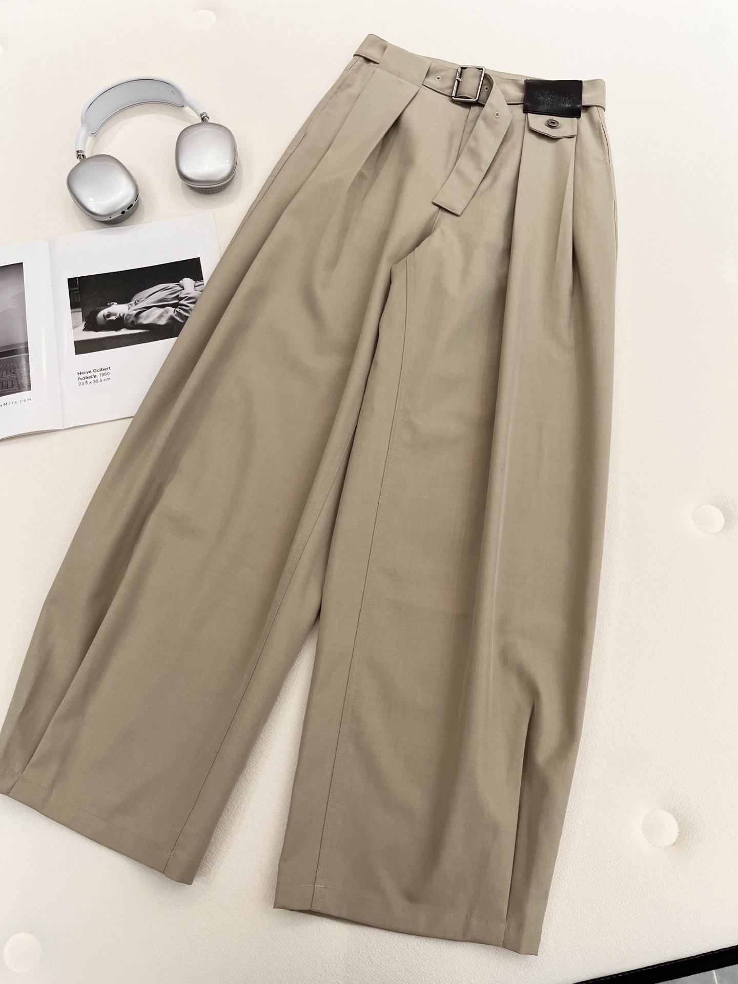 🛒𝐍𝐄𝐖 · 𝟐𝟎𝟐6/爆款现货【春夏上新】Loe*｜26新款休闲西裤爆单系列款 气质女神必入 定制皮牌