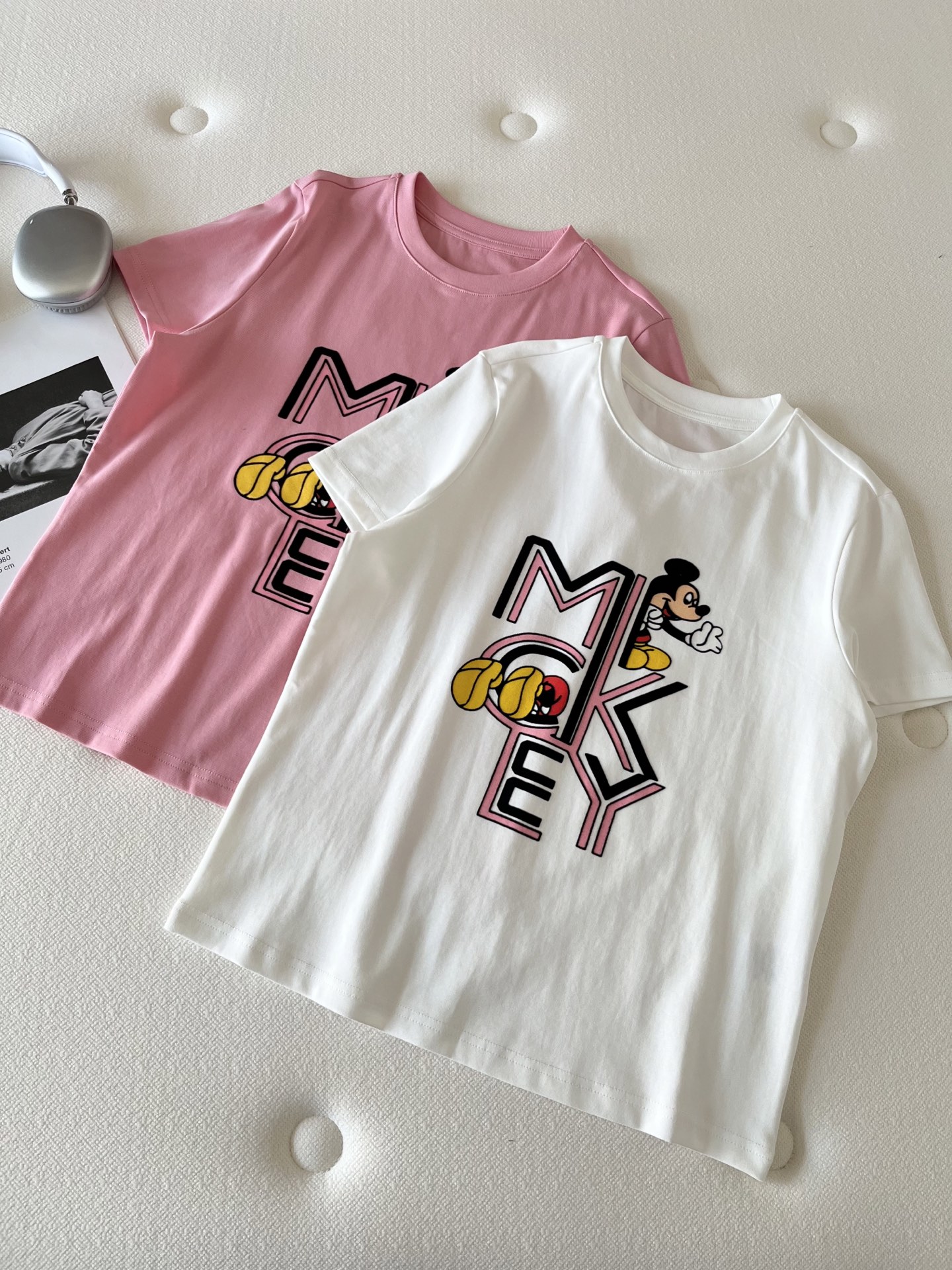 🛒𝐍𝐄𝐖 · 𝟐𝟎𝟐6/爆款现货【春夏上新】 设计师小众｜2026新款撞色米奇印花植绒工艺款弹力T恤高订